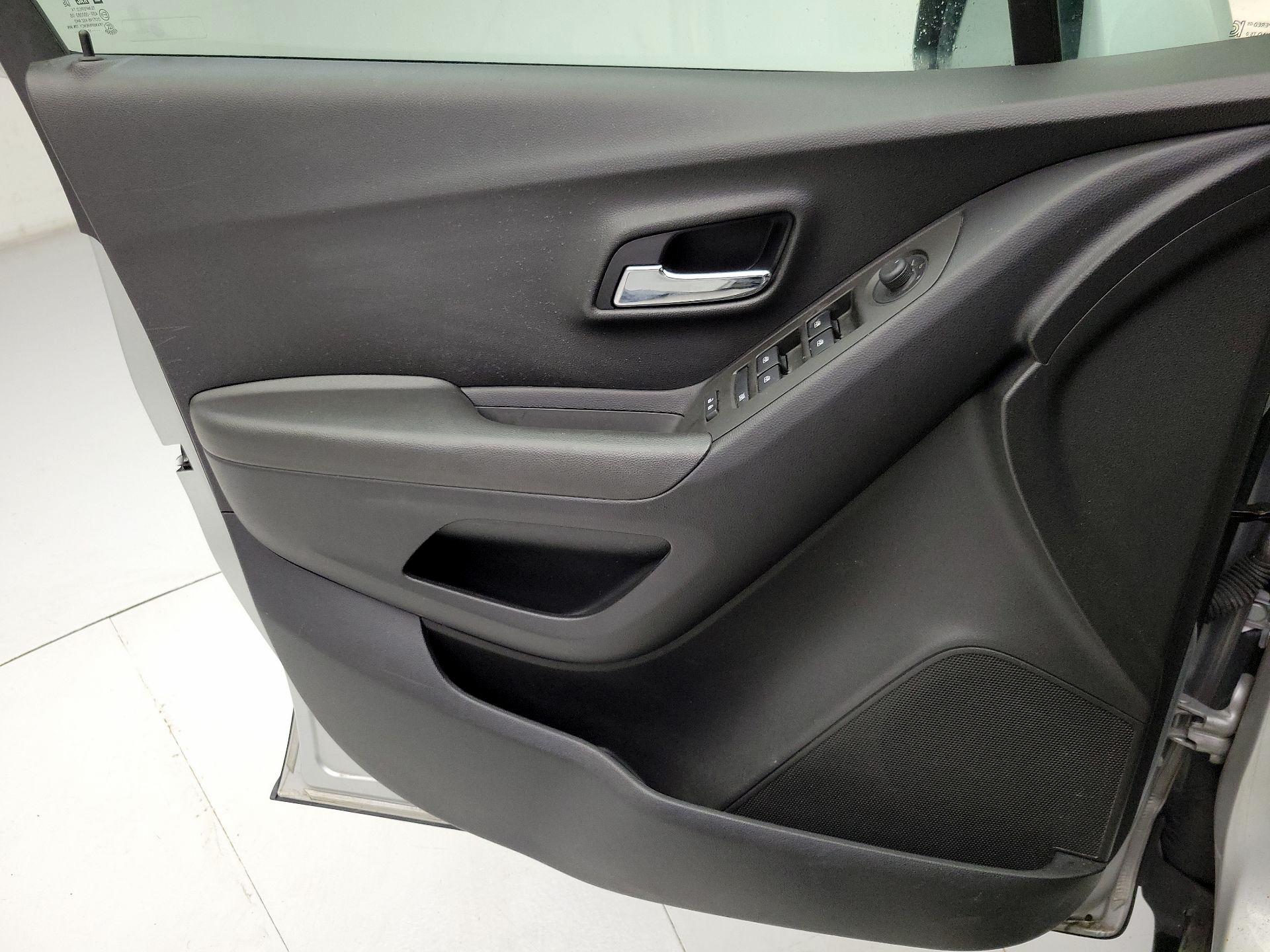 Thumbnail: 2017 Chevrolet Trax - 12