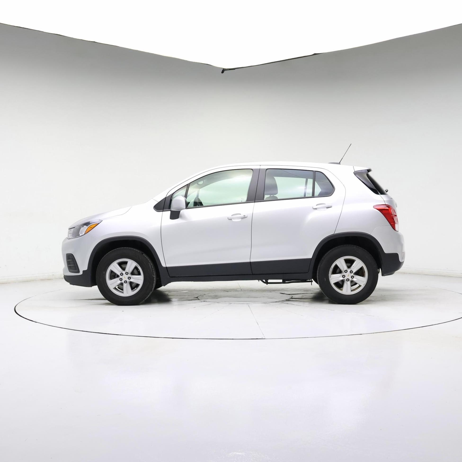 Thumbnail: 2017 Chevrolet Trax - 3
