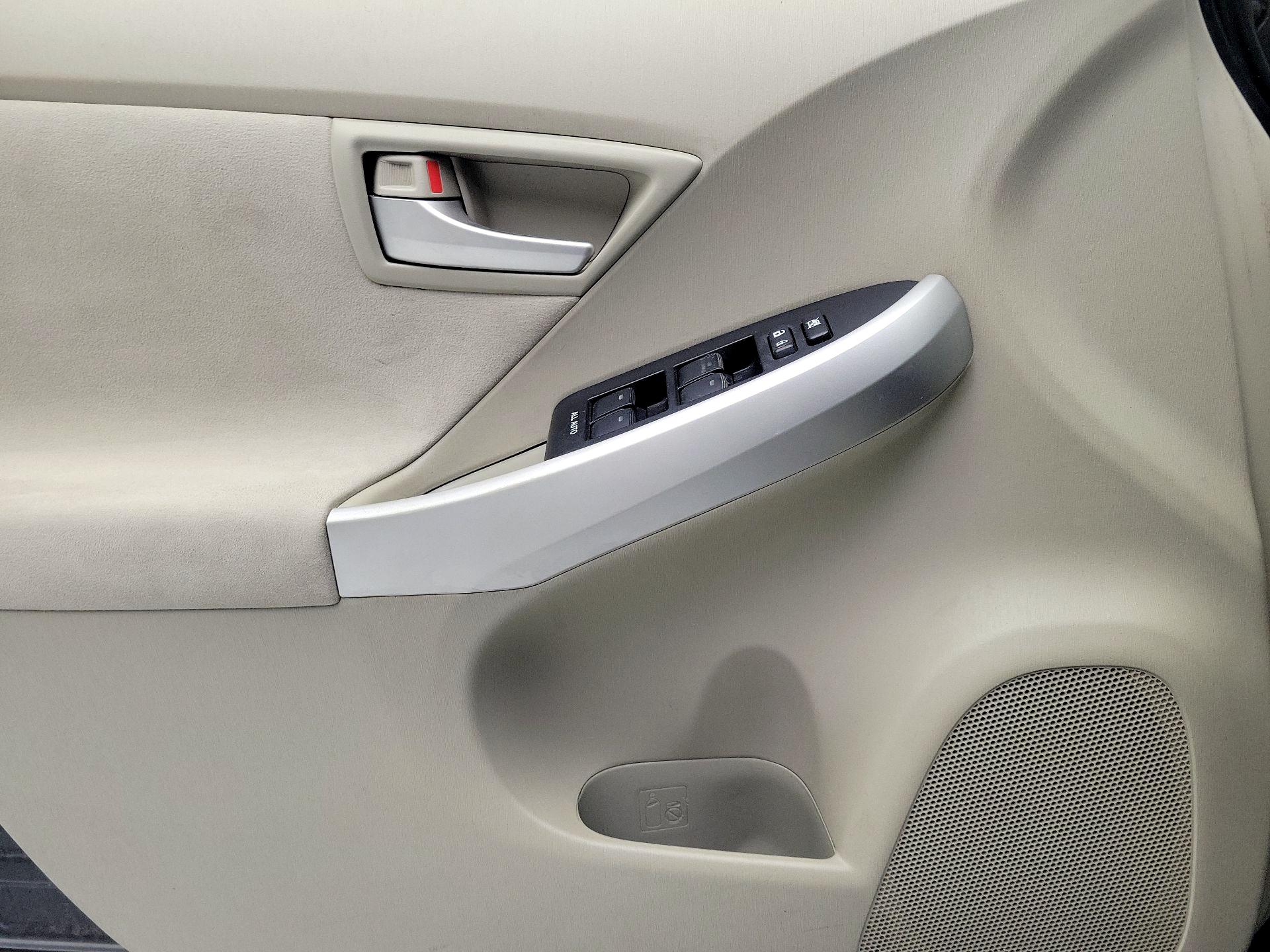 Thumbnail: 2015 Toyota Prius - 12