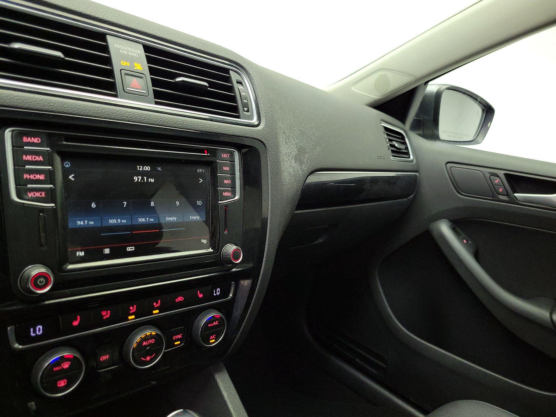 Thumbnail: 2017 Volkswagen Jetta - 16