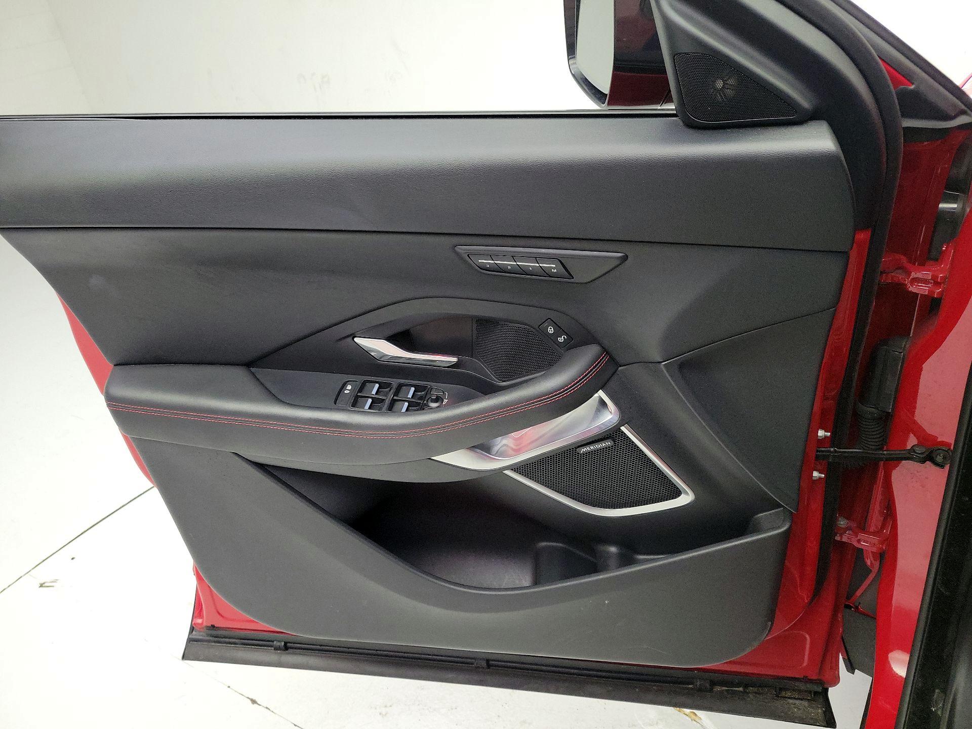 Thumbnail: 2018 Jaguar E-Pace - 12