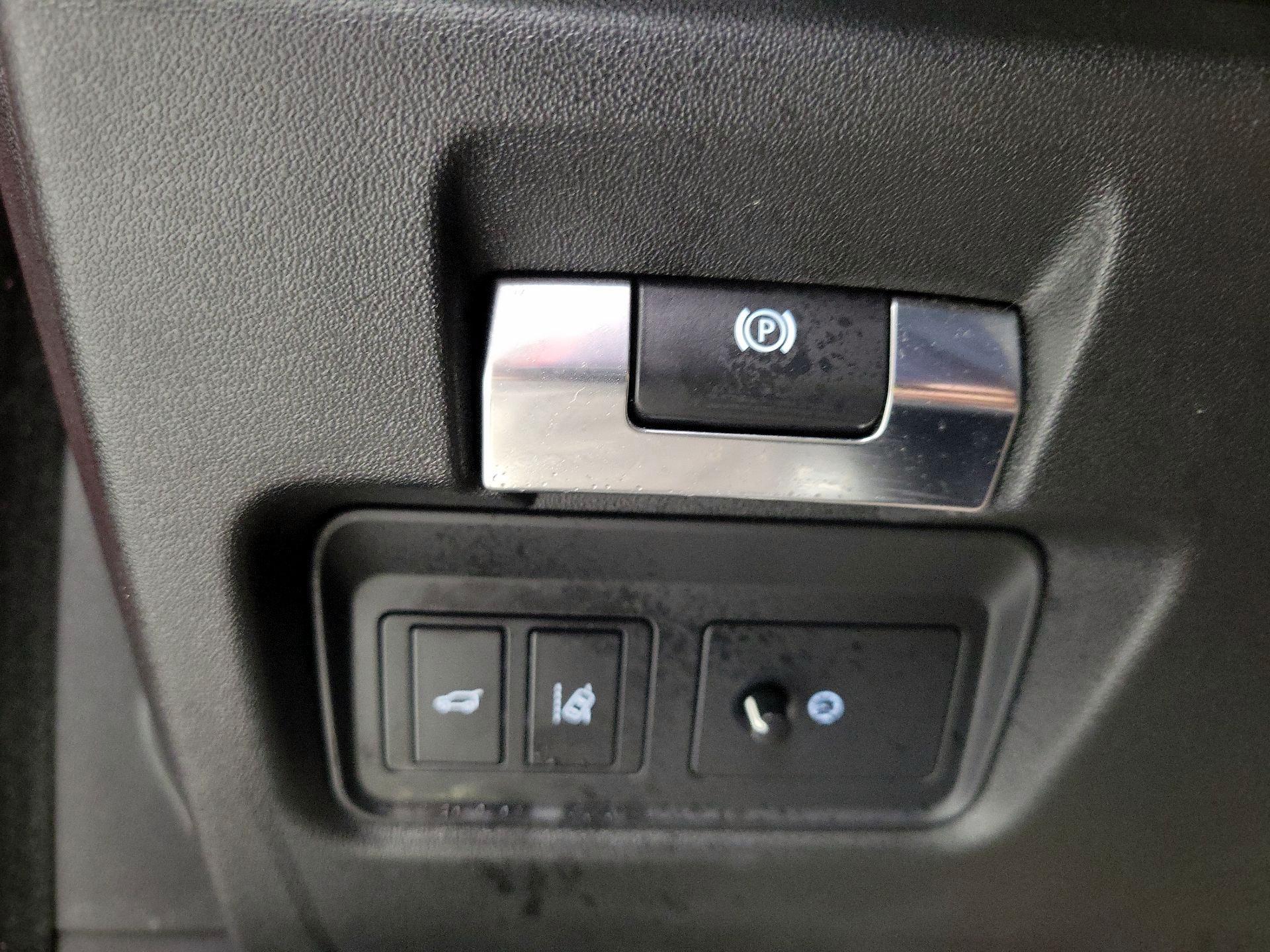 Thumbnail: 2018 Jaguar E-Pace - 13