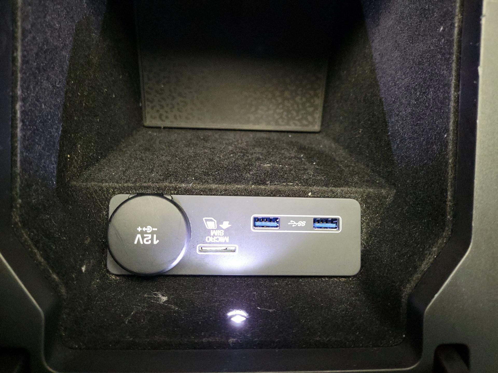 Thumbnail: 2018 Jaguar E-Pace - 19