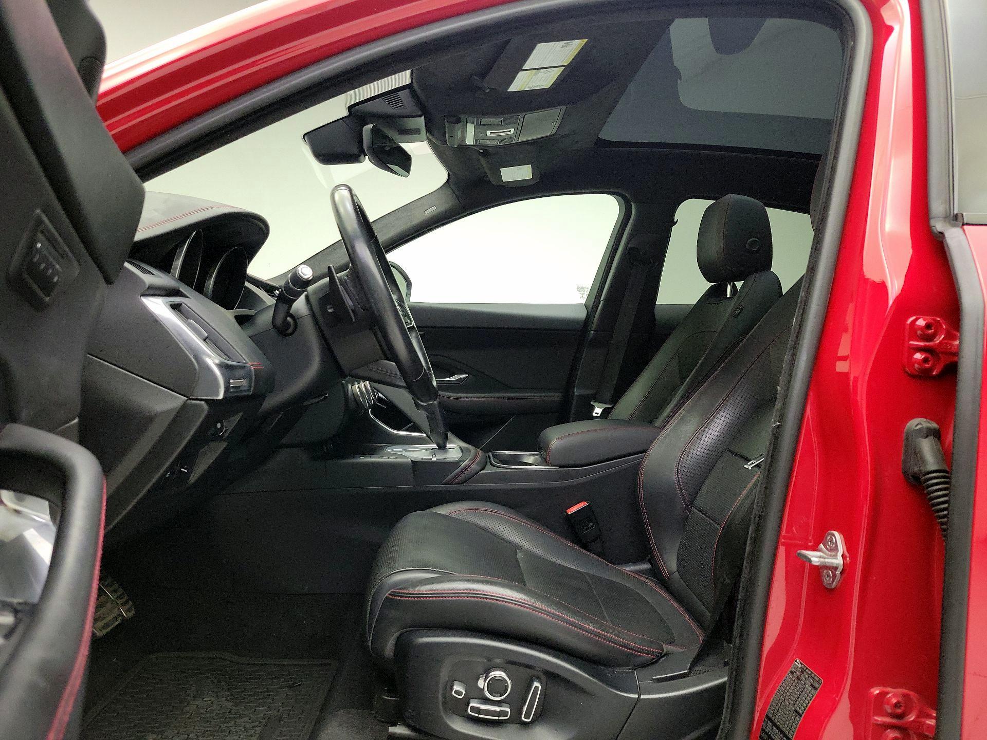 Thumbnail: 2018 Jaguar E-Pace - 20