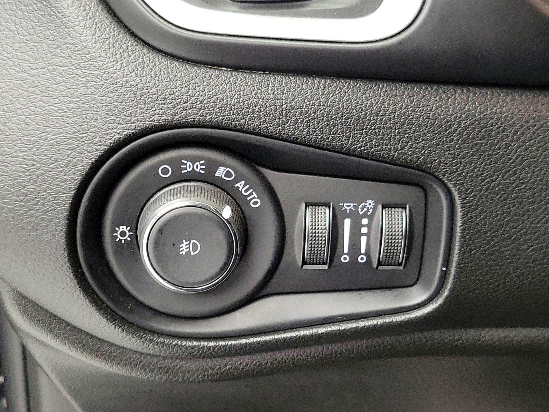 Thumbnail: 2018 Jeep Renegade - 13