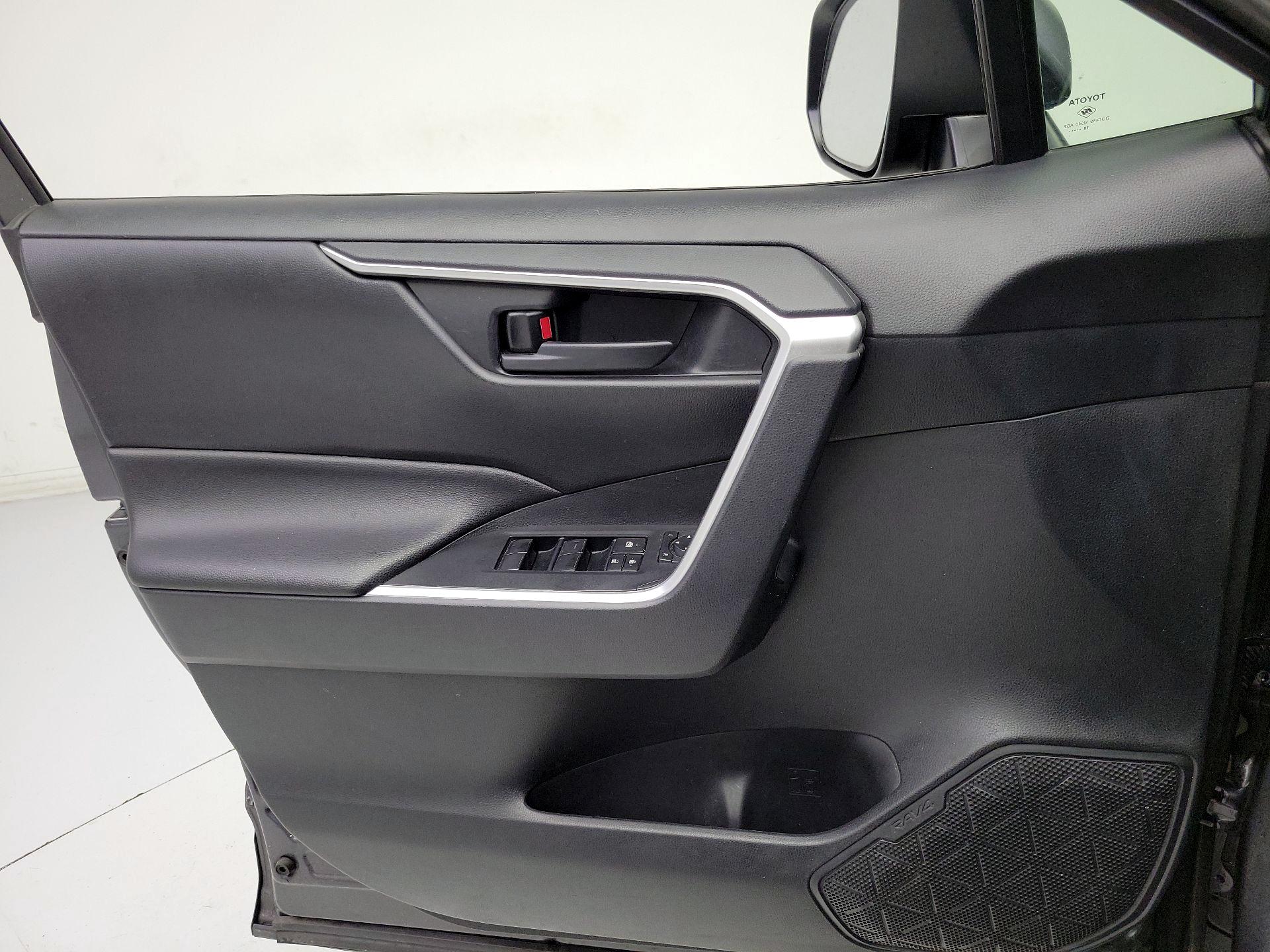 Thumbnail: 2019 Toyota RAV4 - 12