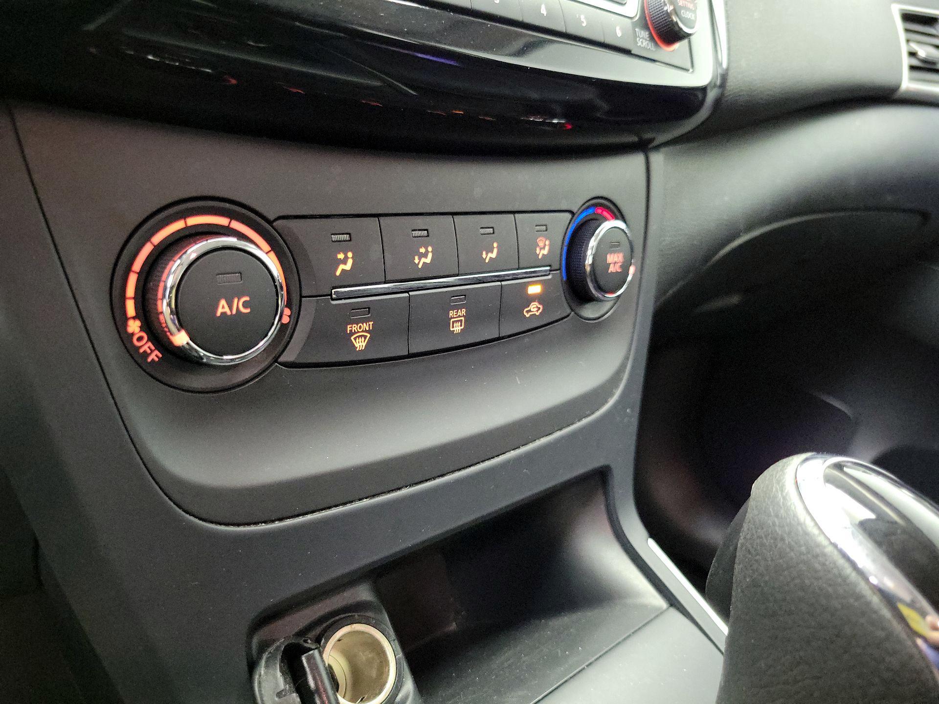 Thumbnail: 2017 Nissan Sentra - 16