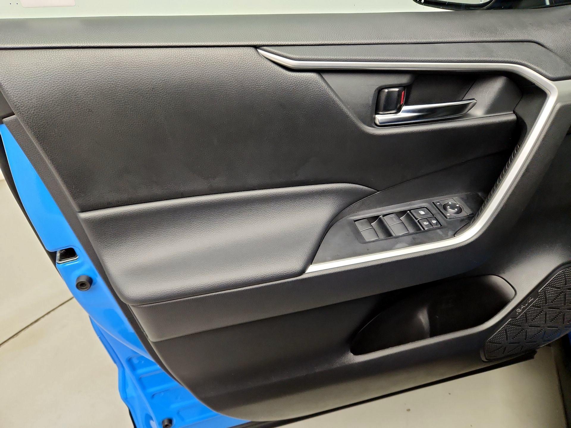 Thumbnail: 2020 Toyota RAV4 - 12