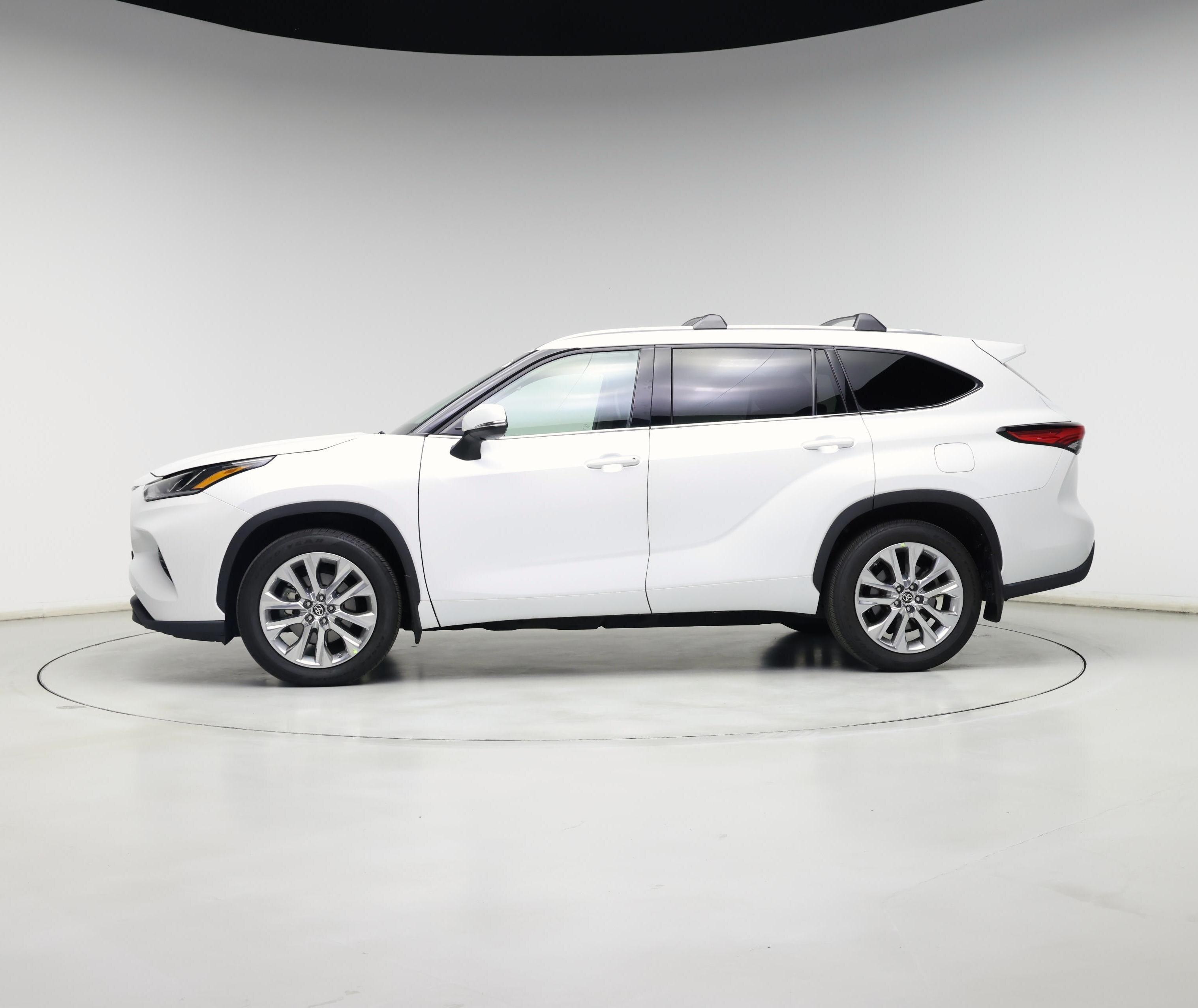Thumbnail: 2023 Toyota Highlander - 3