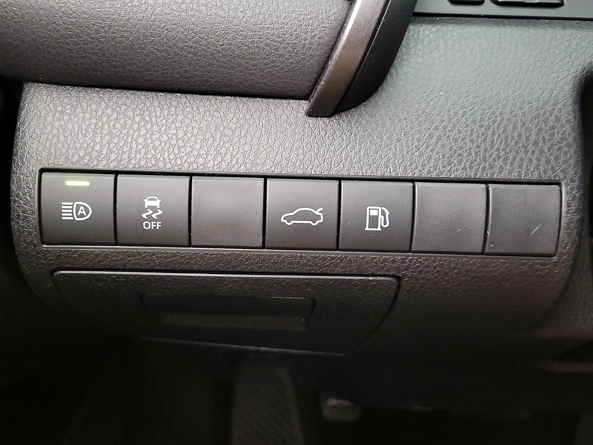 Thumbnail: 2018 Toyota Camry - 13