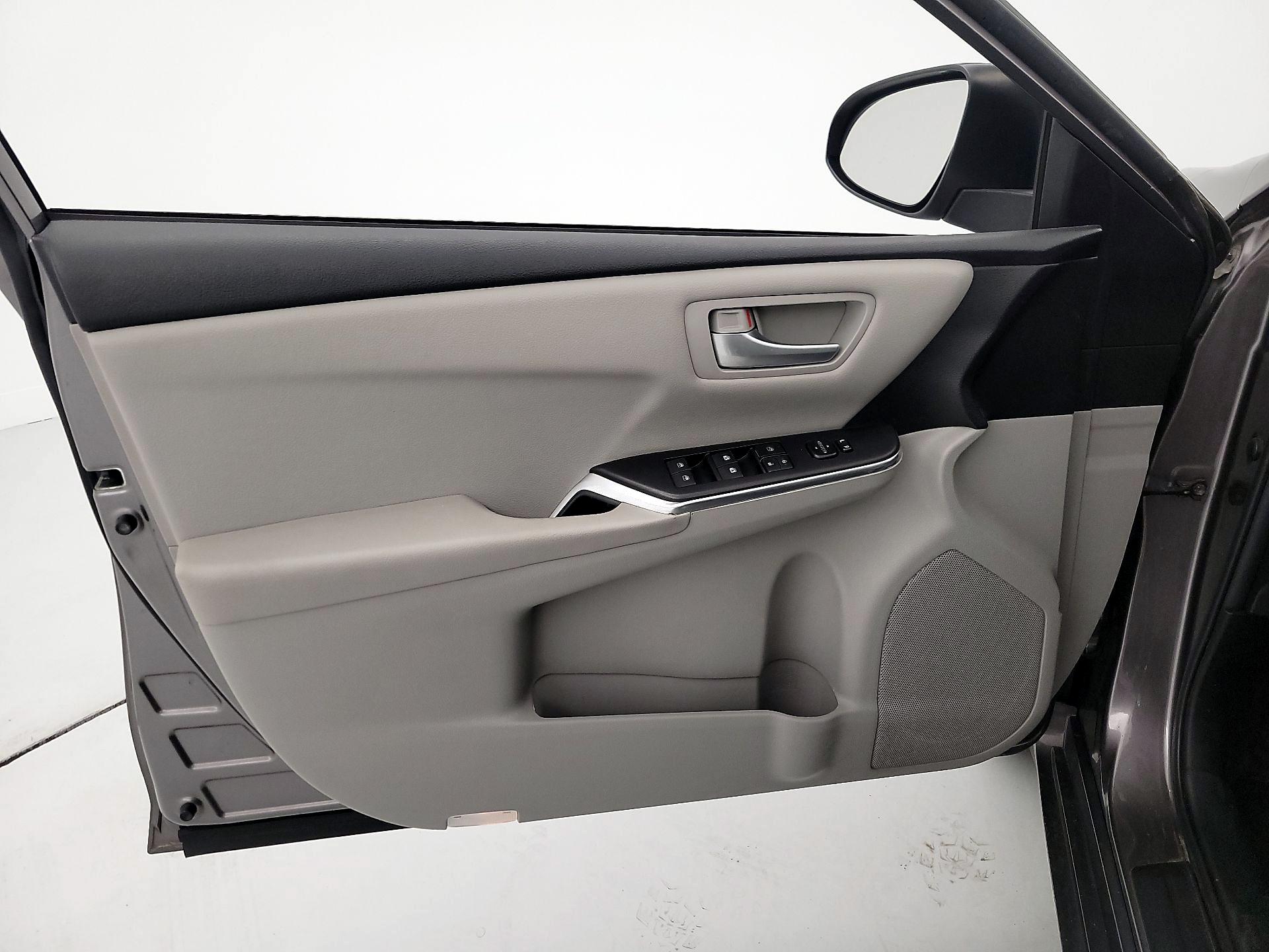 Thumbnail: 2016 Toyota Camry - 12