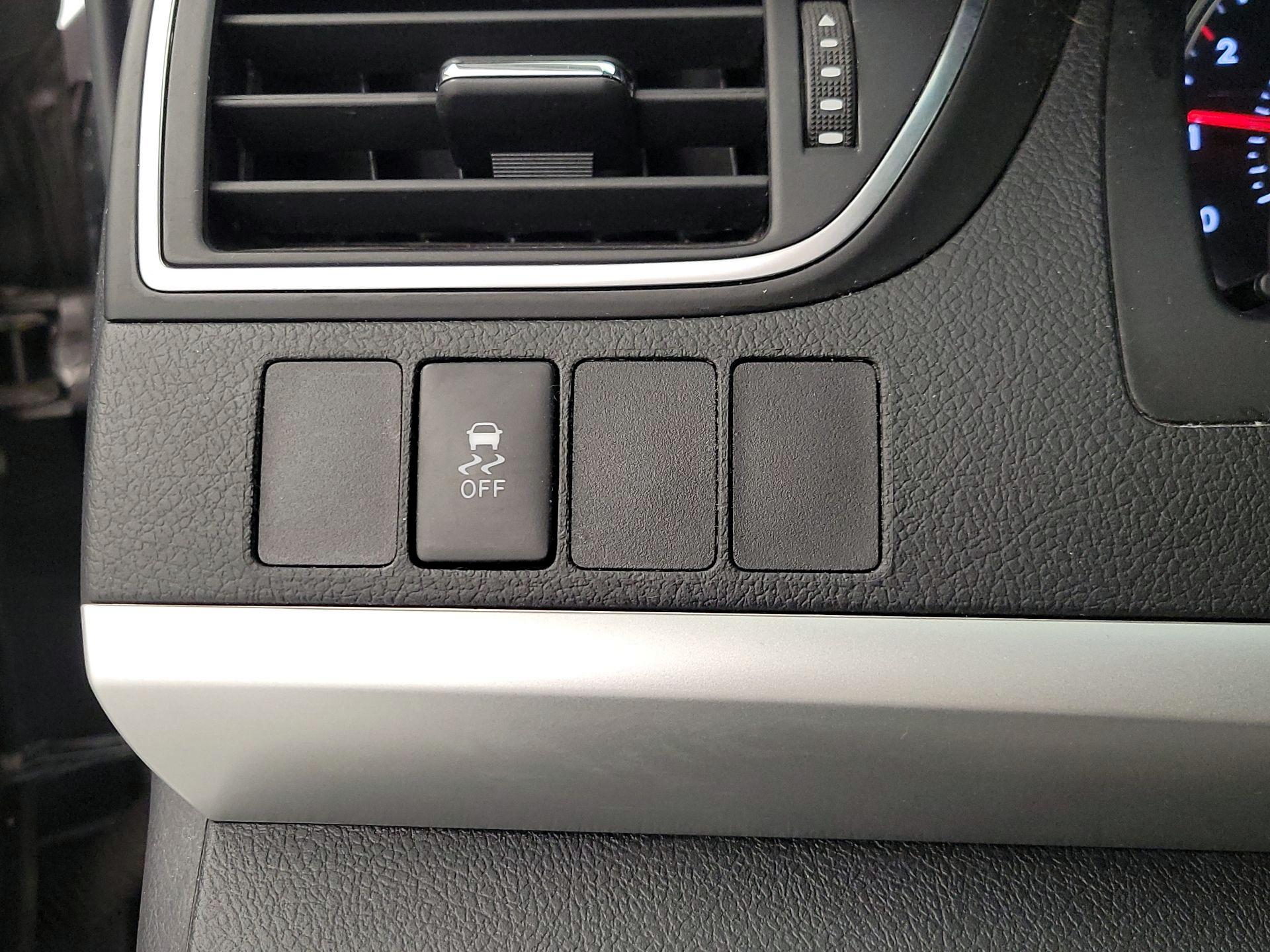 Thumbnail: 2016 Toyota Camry - 13