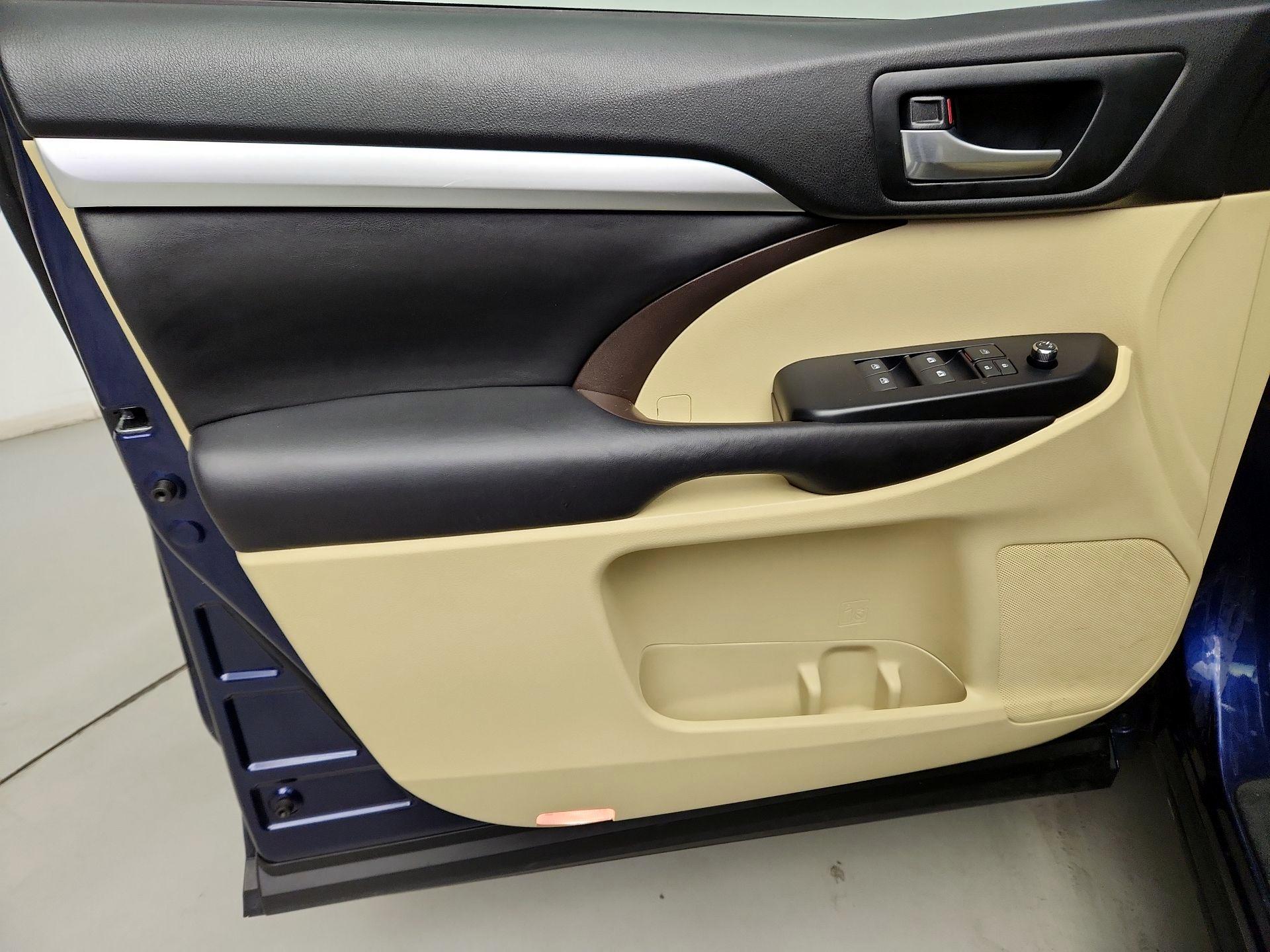 Thumbnail: 2016 Toyota Highlander - 12