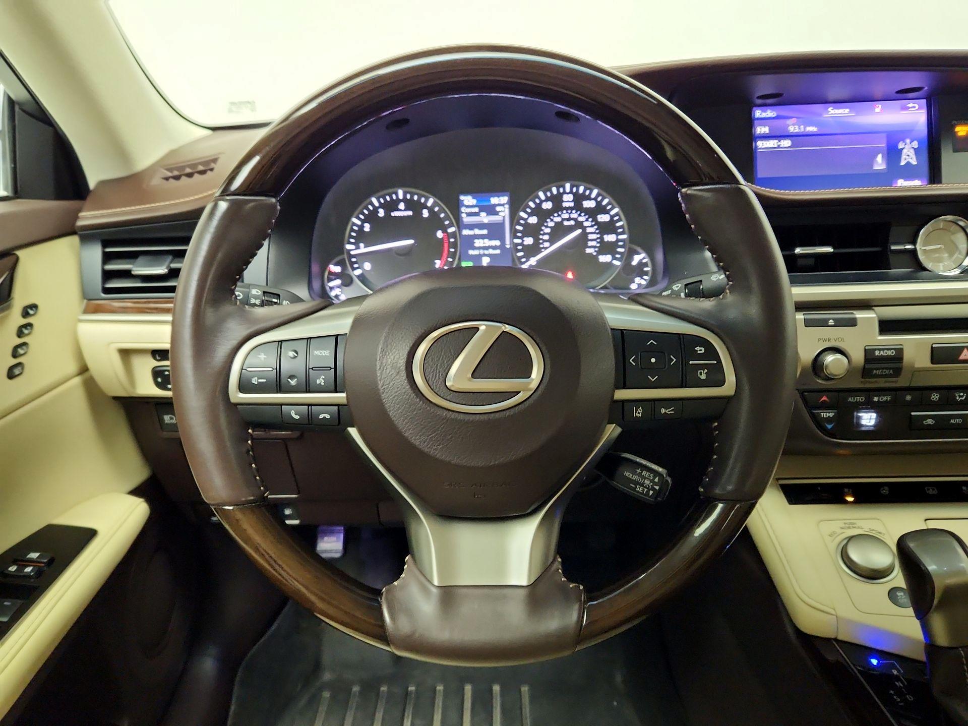 Thumbnail: 2017 Lexus ES - 10