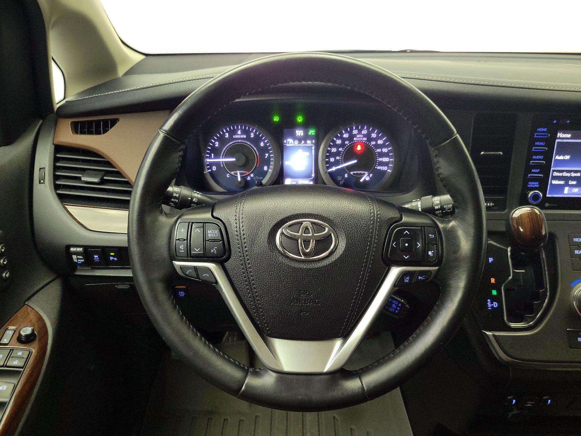 Thumbnail: 2019 Toyota Sienna - 10