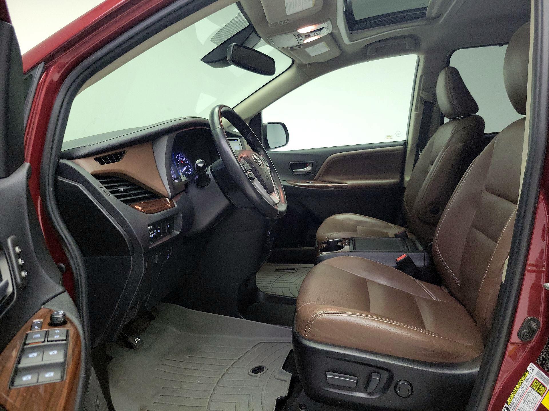 Thumbnail: 2019 Toyota Sienna - 11