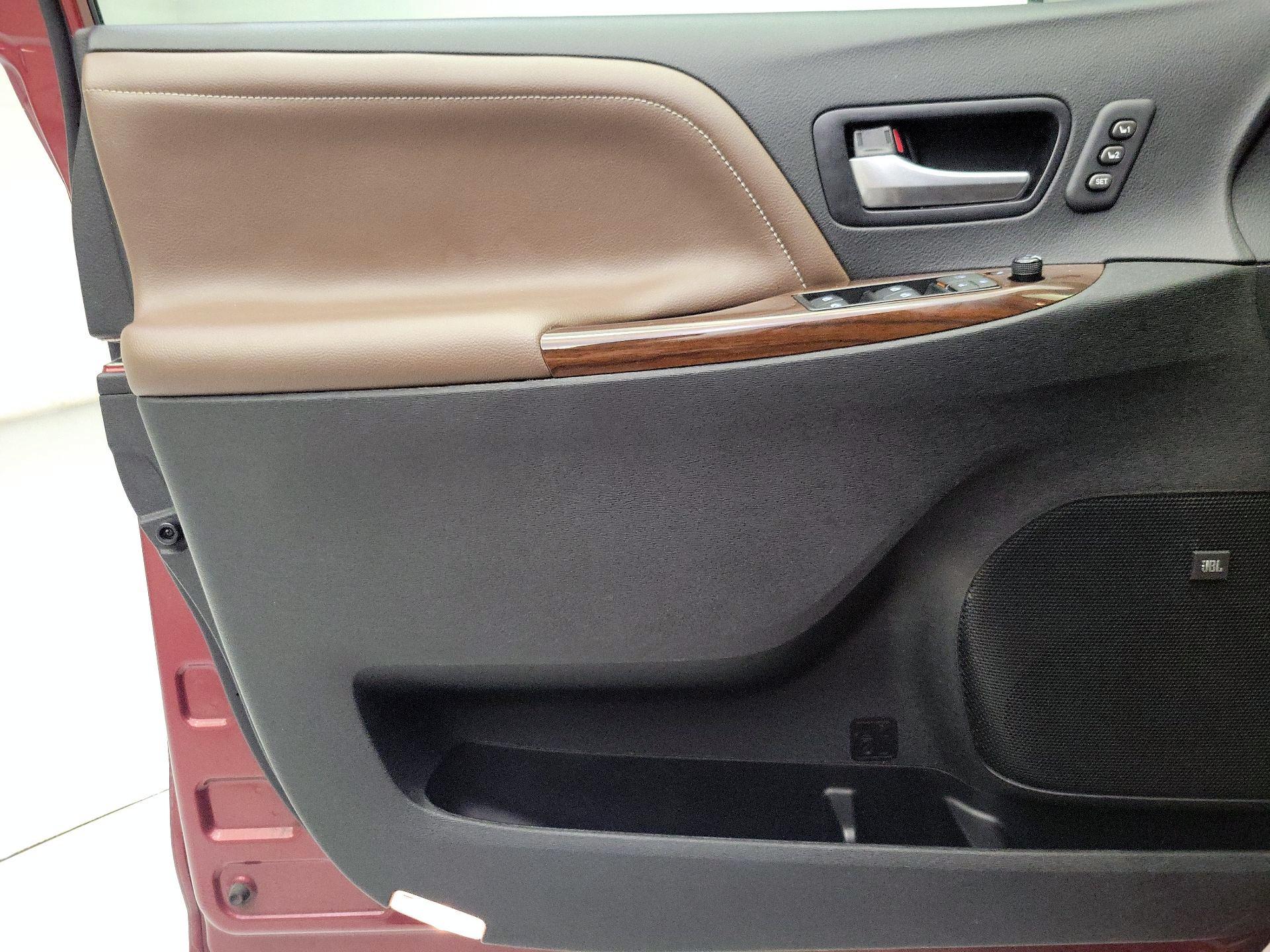 Thumbnail: 2019 Toyota Sienna - 12