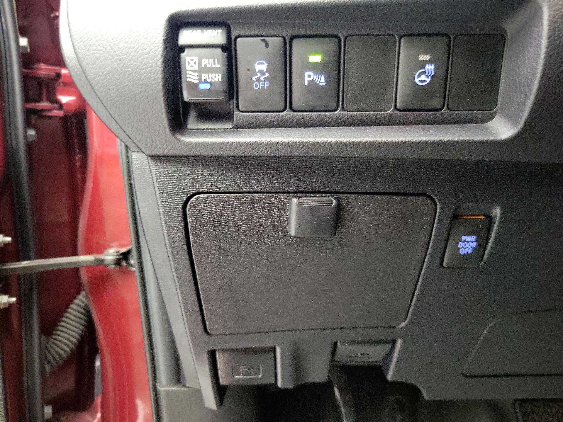 Thumbnail: 2019 Toyota Sienna - 13