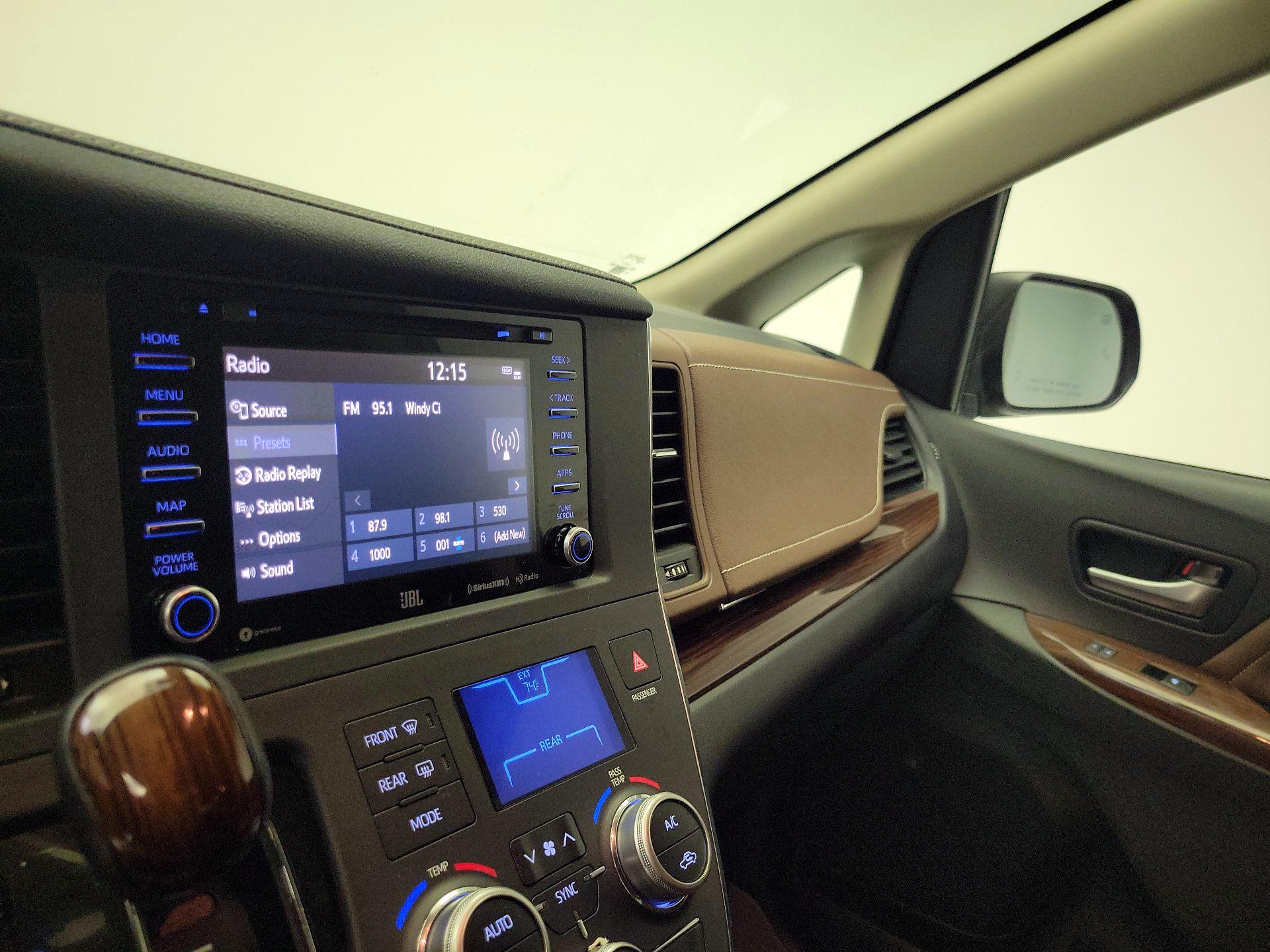 Thumbnail: 2019 Toyota Sienna - 16