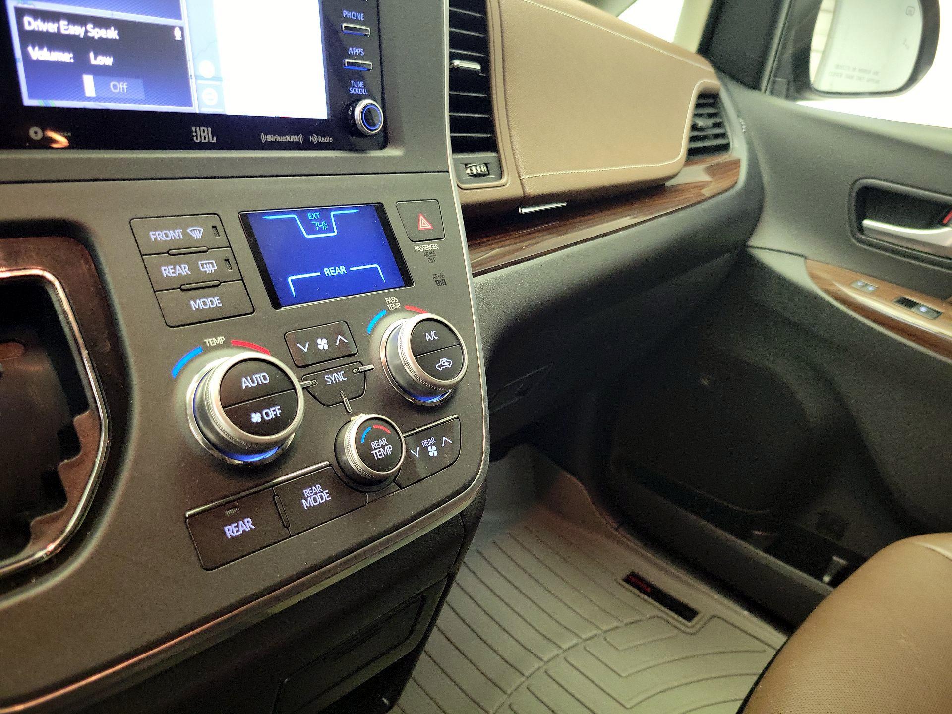 Thumbnail: 2019 Toyota Sienna - 17