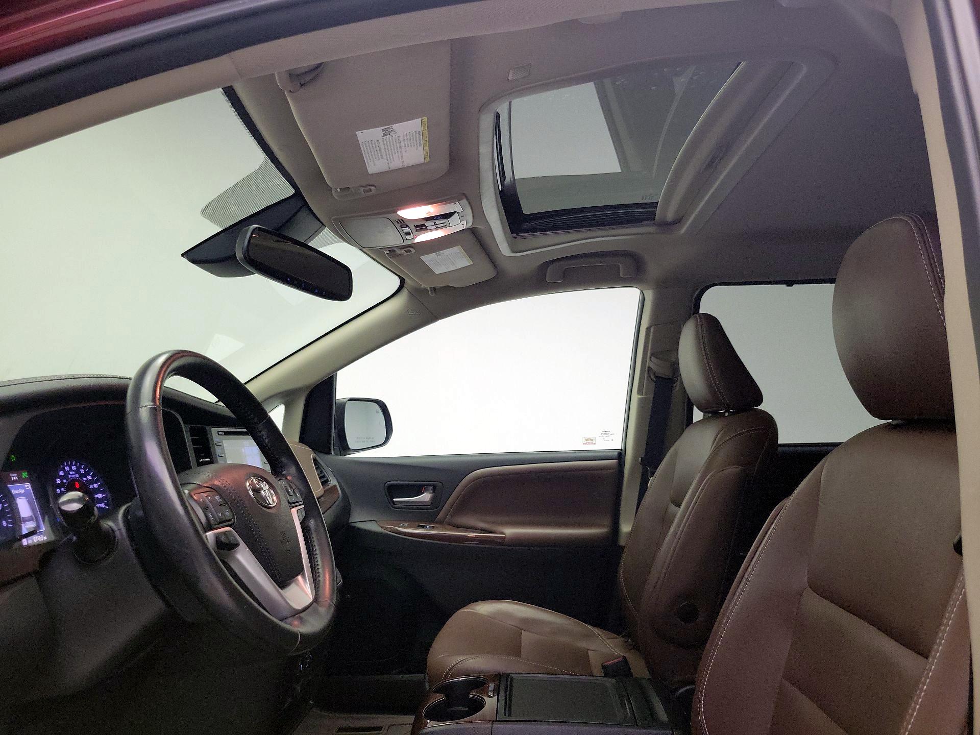 Thumbnail: 2019 Toyota Sienna - 20