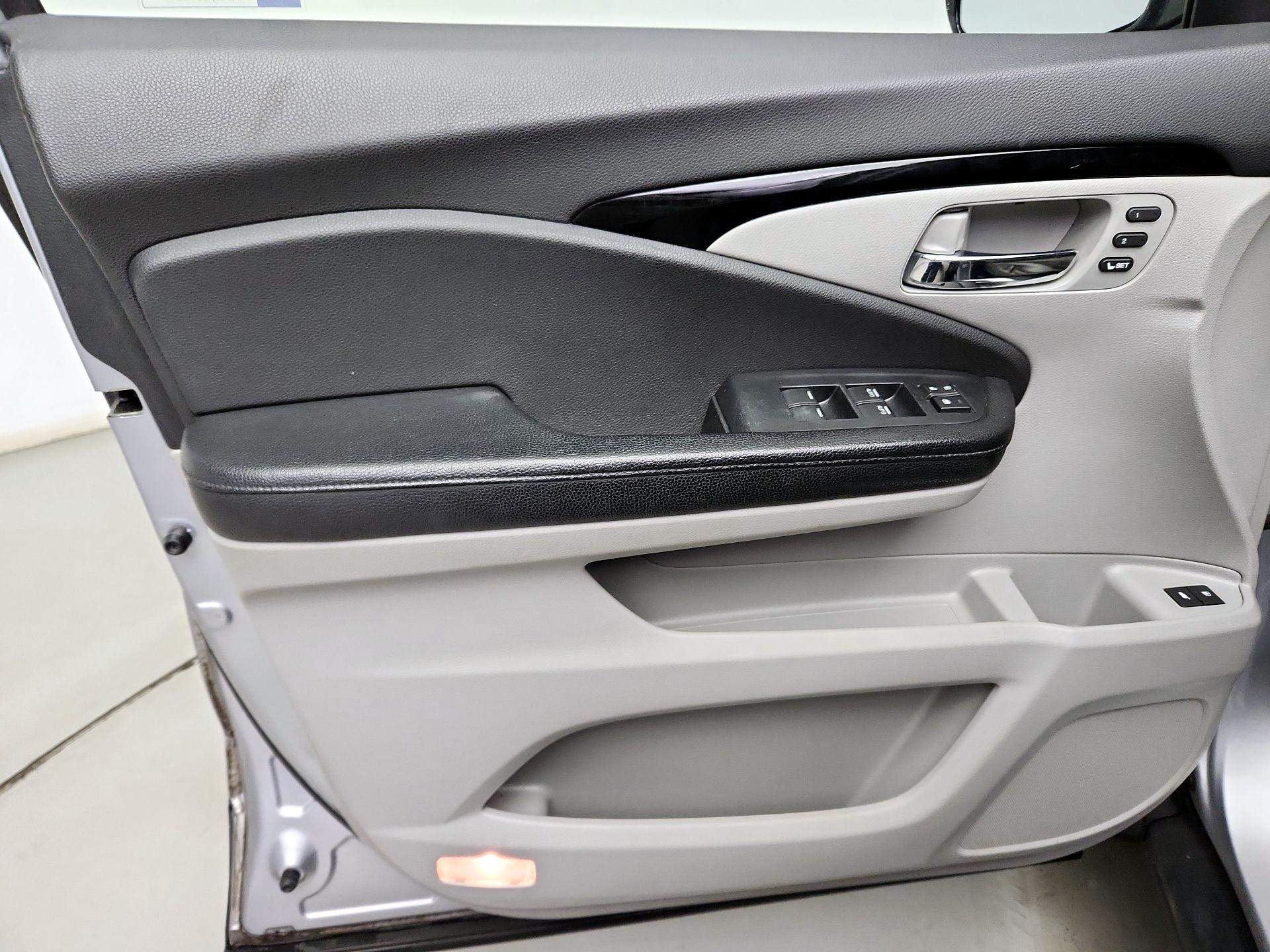 Thumbnail: 2017 Honda Pilot - 12