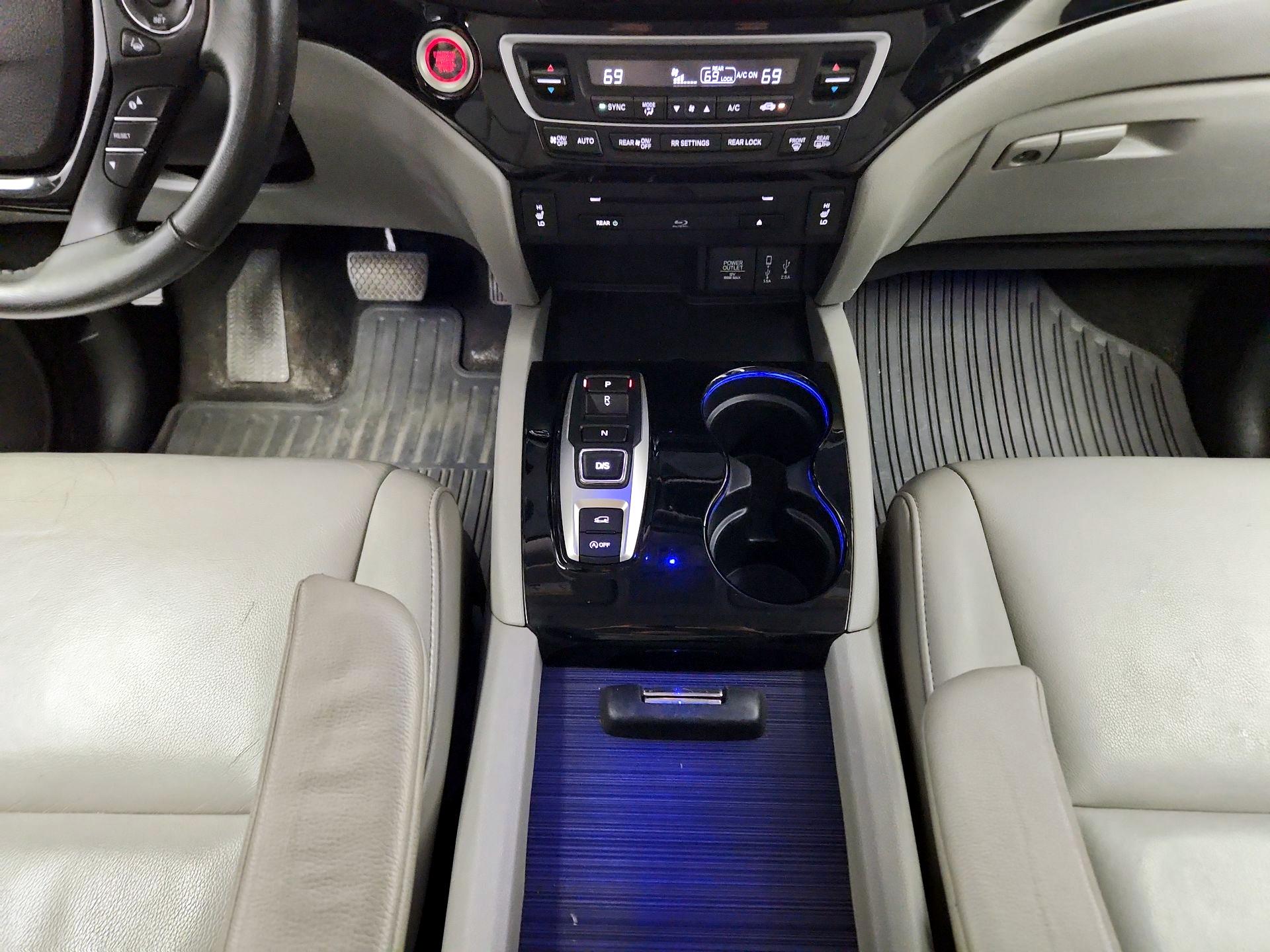 Thumbnail: 2017 Honda Pilot - 18