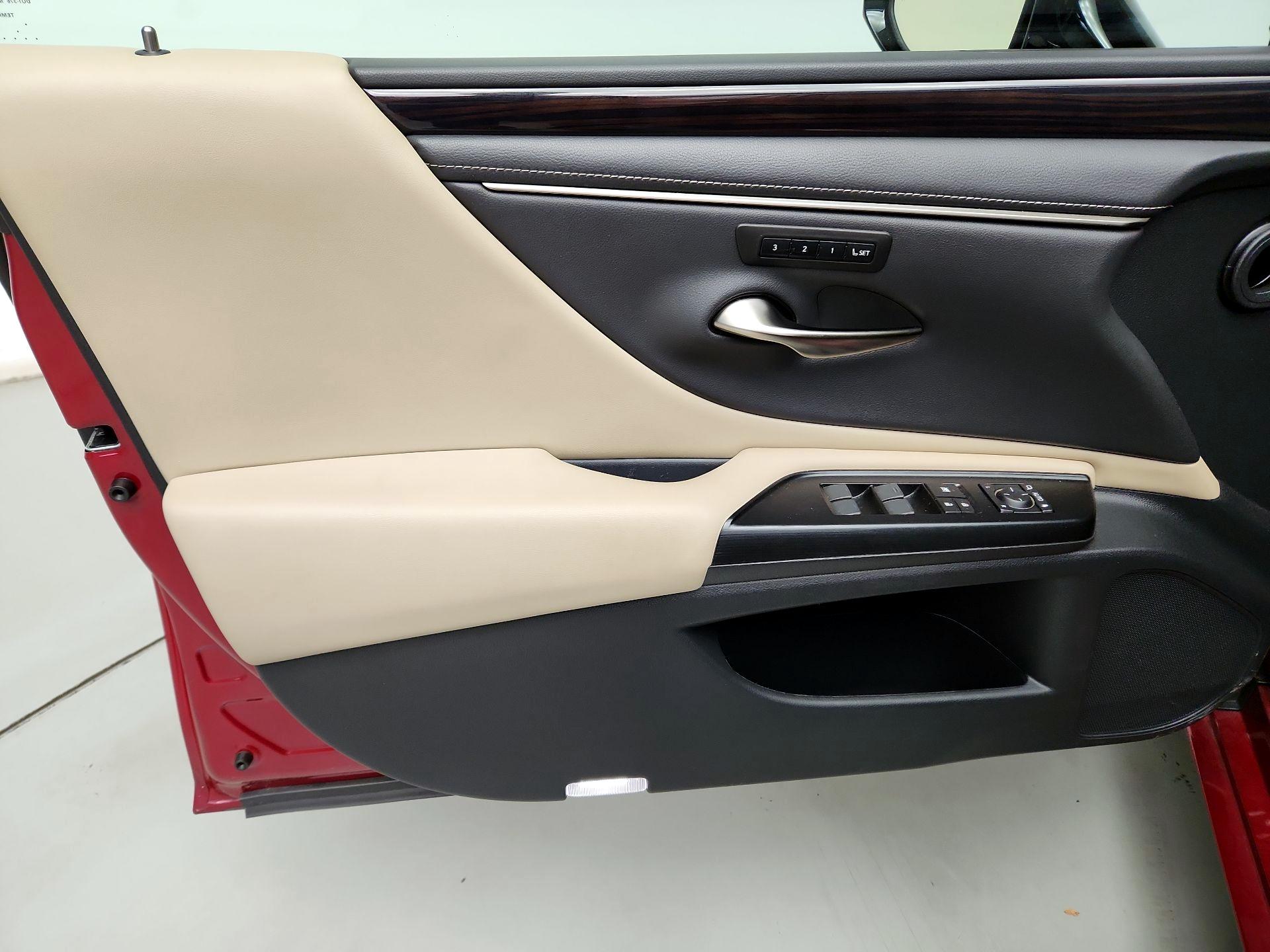 Thumbnail: 2020 Lexus ES - 12