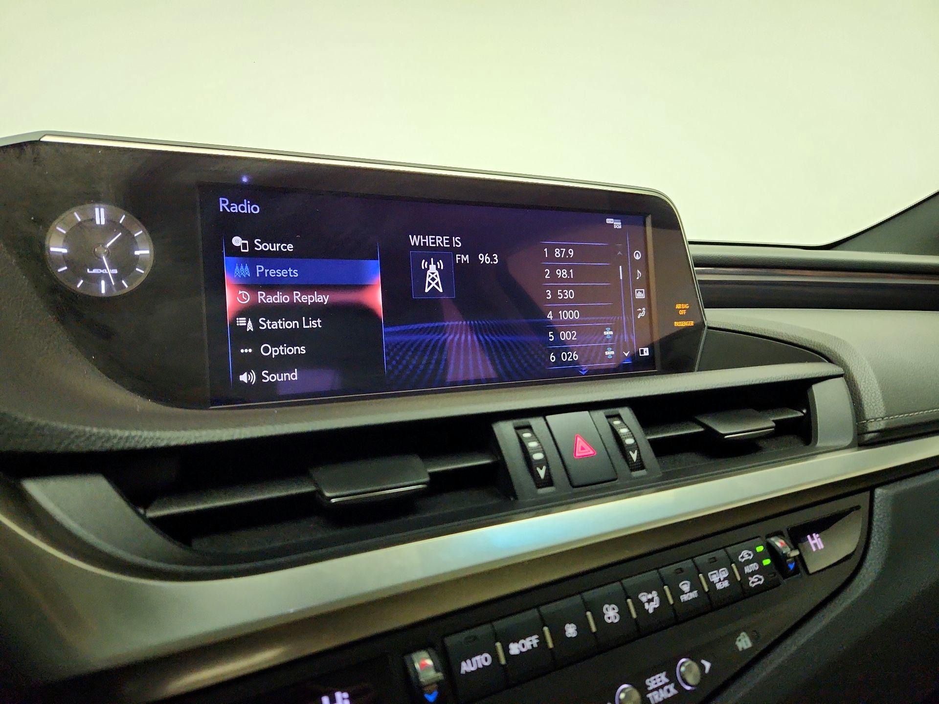 Thumbnail: 2020 Lexus ES - 16