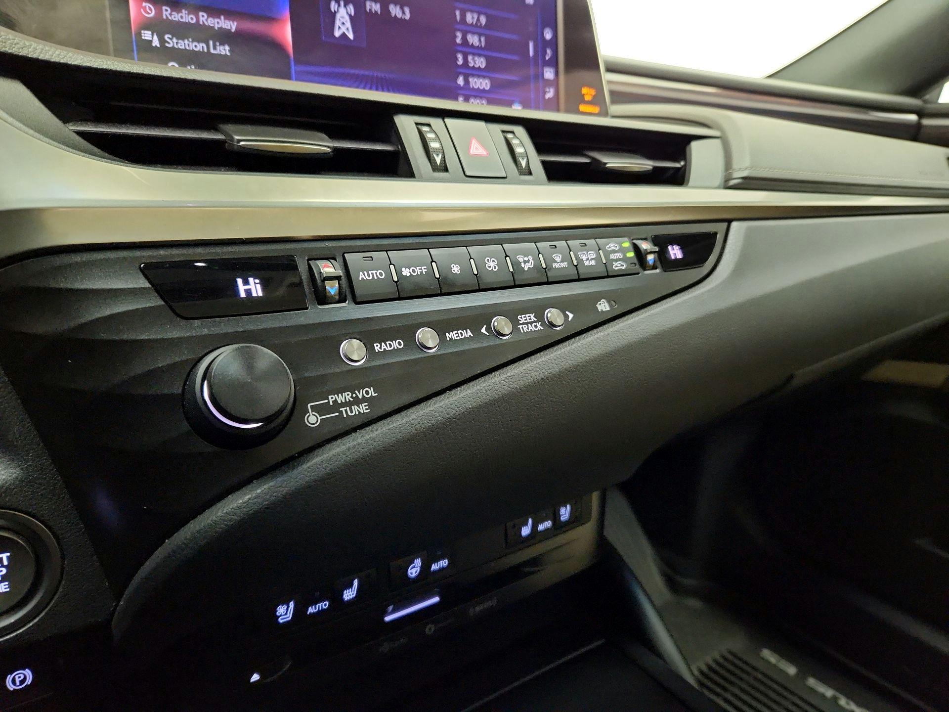 Thumbnail: 2020 Lexus ES - 17