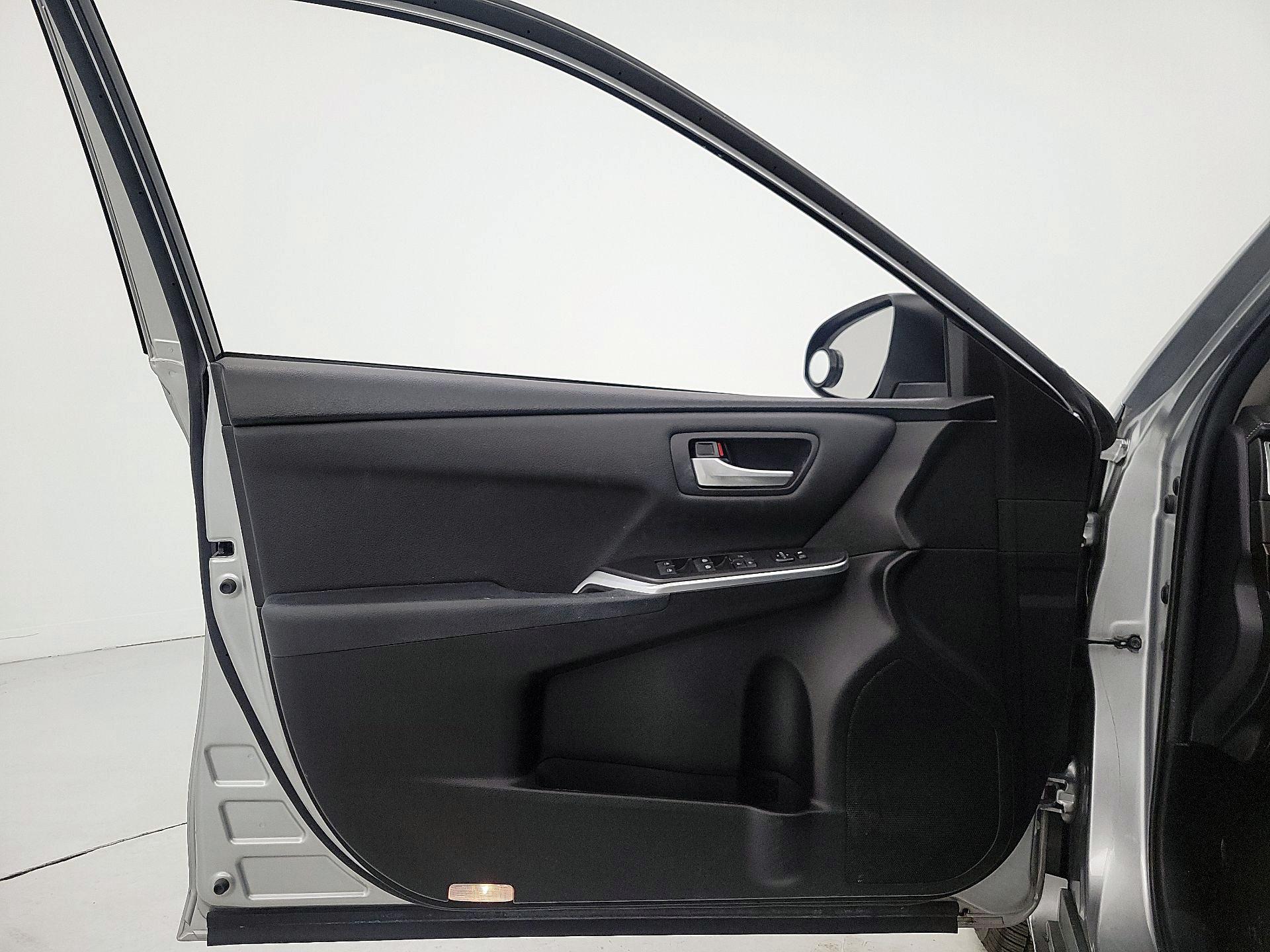 Thumbnail: 2017 Toyota Camry - 12