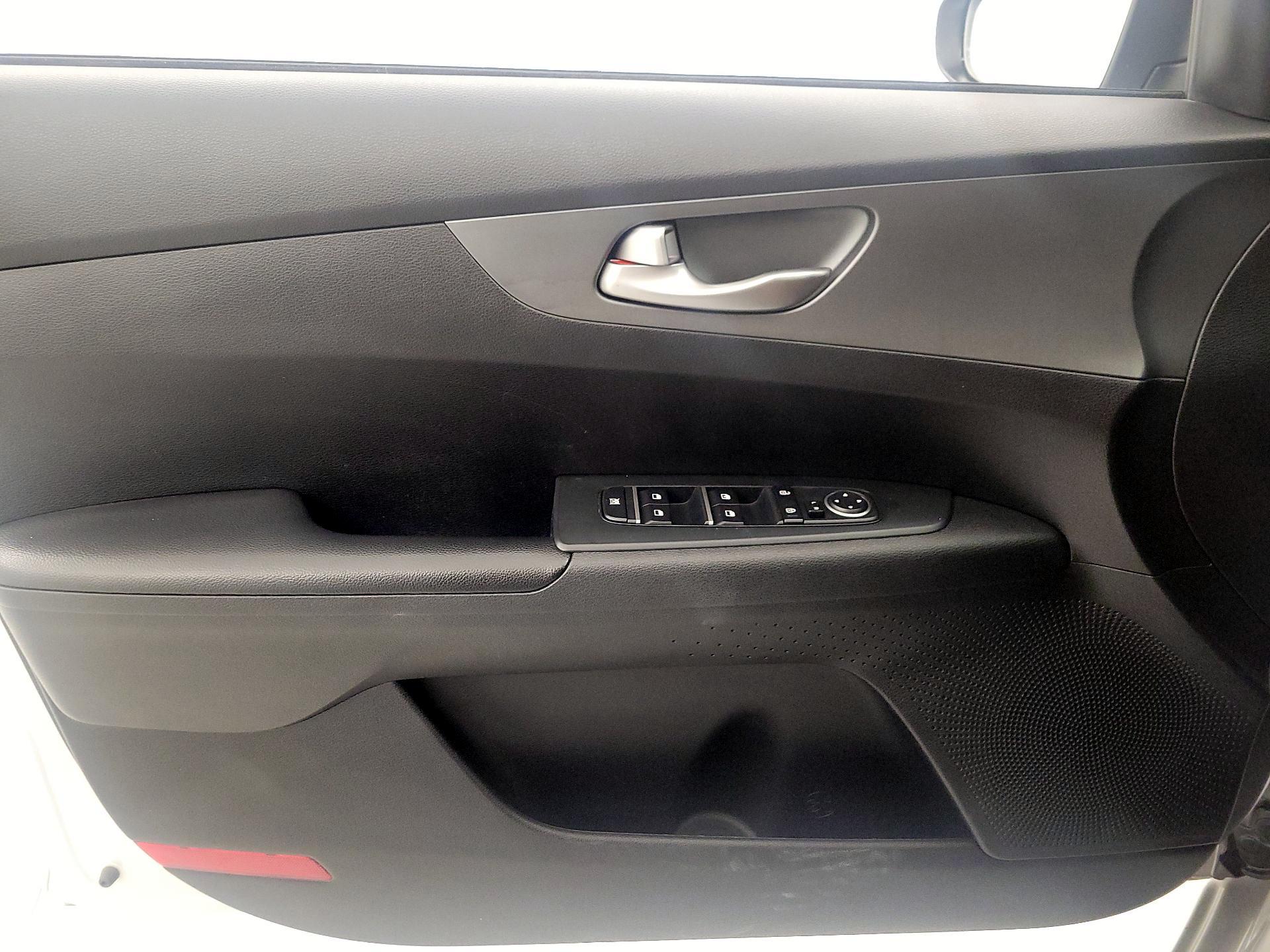 Thumbnail: 2019 Kia Forte - 12