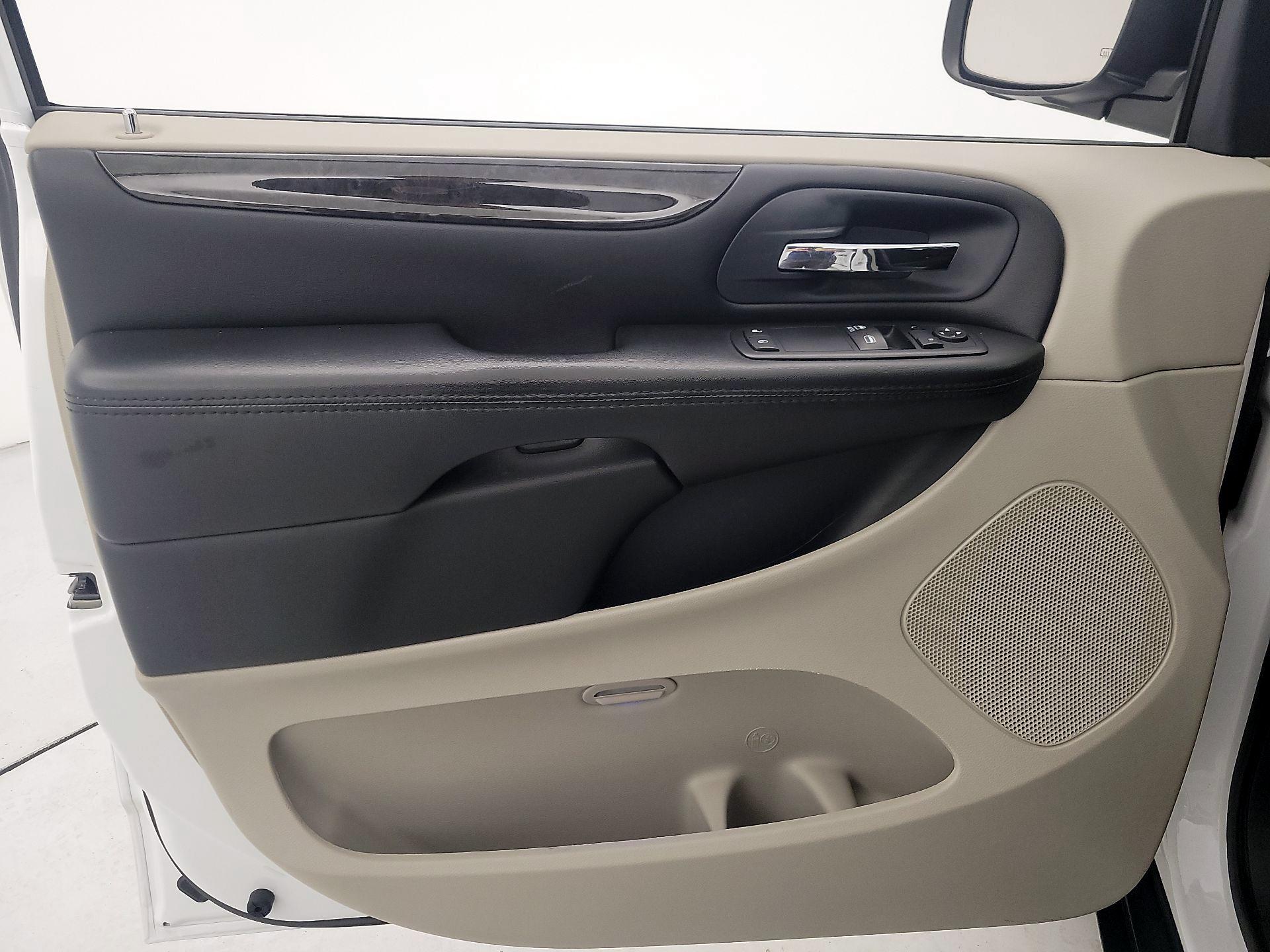 Thumbnail: 2016 Dodge Grand Caravan - 12