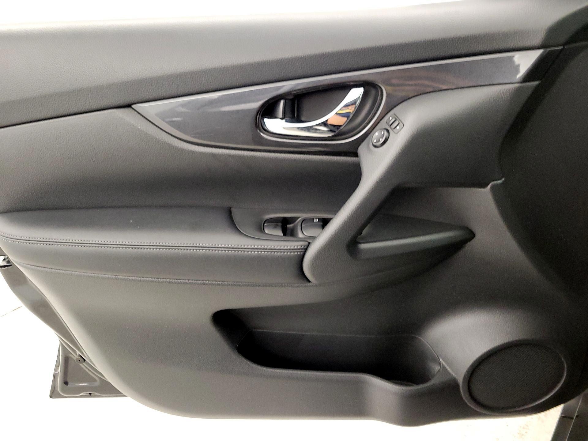 Thumbnail: 2018 Nissan Rogue - 12