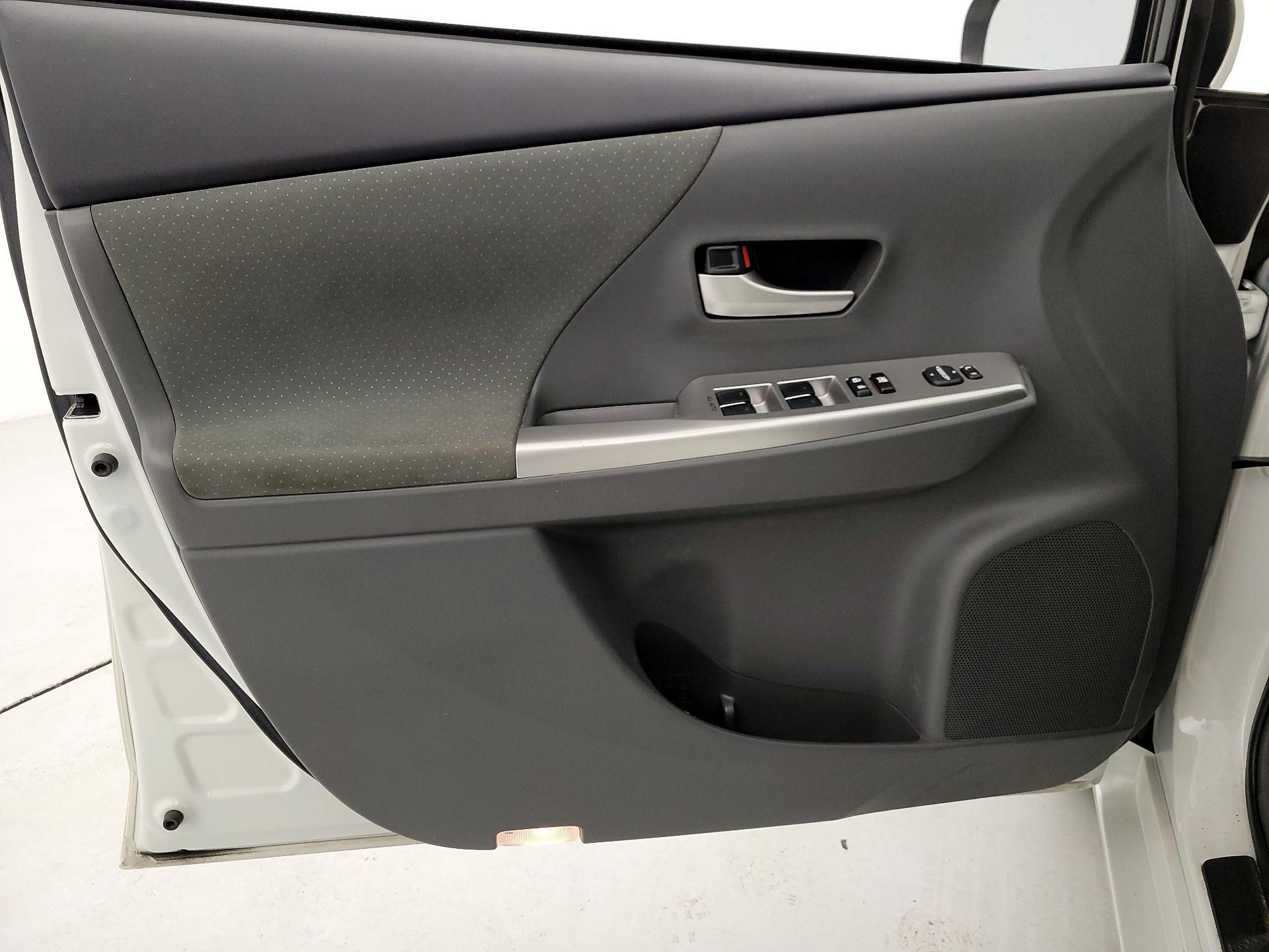 Thumbnail: 2014 Toyota Prius v - 12