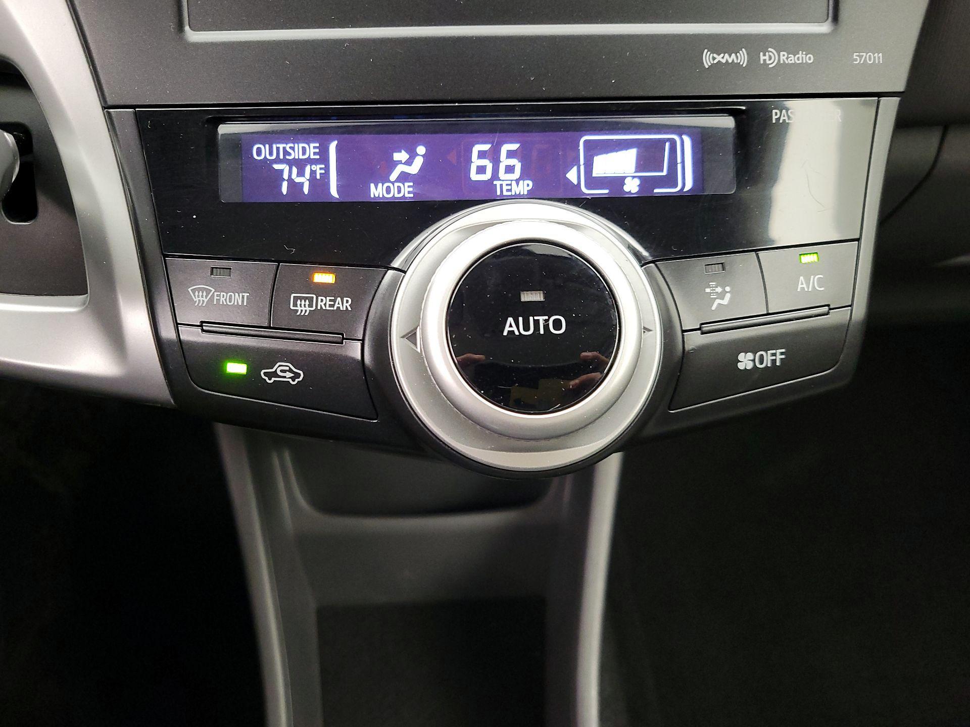 Thumbnail: 2014 Toyota Prius v - 16