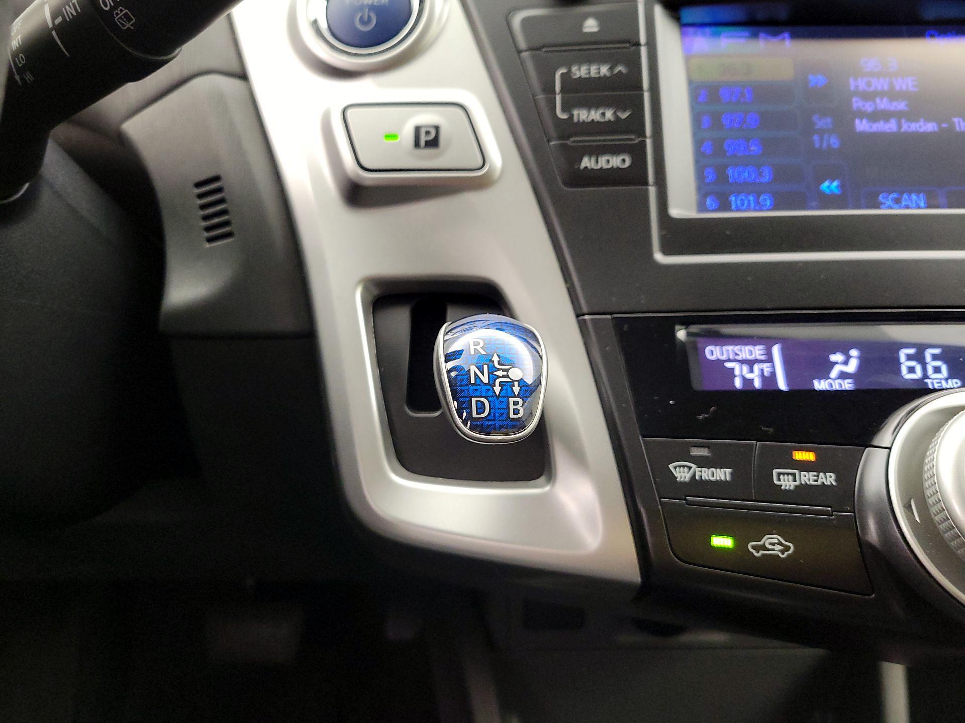 Thumbnail: 2014 Toyota Prius v - 17