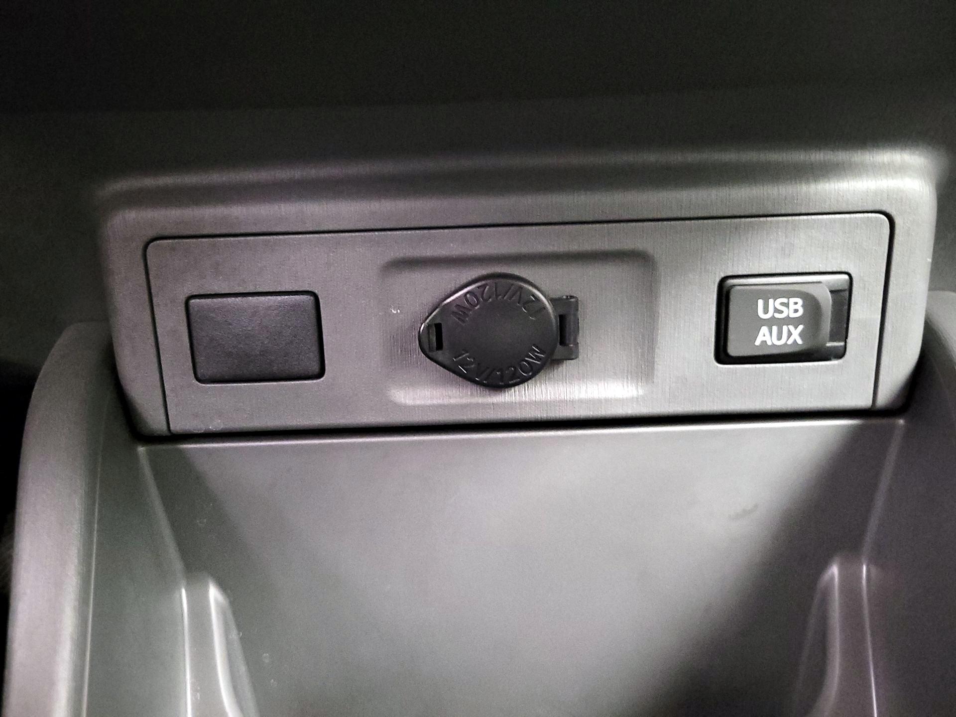 Thumbnail: 2014 Toyota Prius v - 18