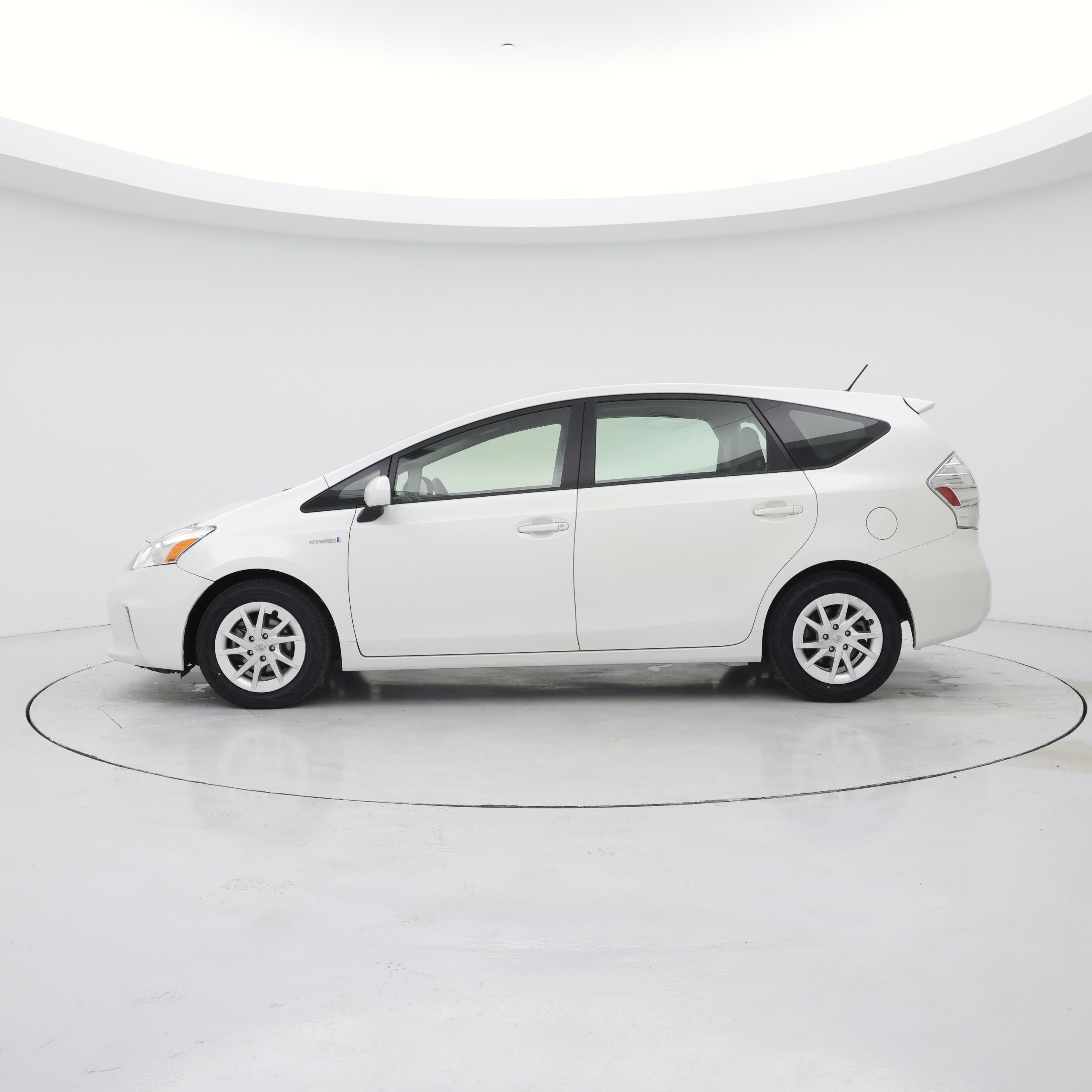 Thumbnail: 2014 Toyota Prius v - 3