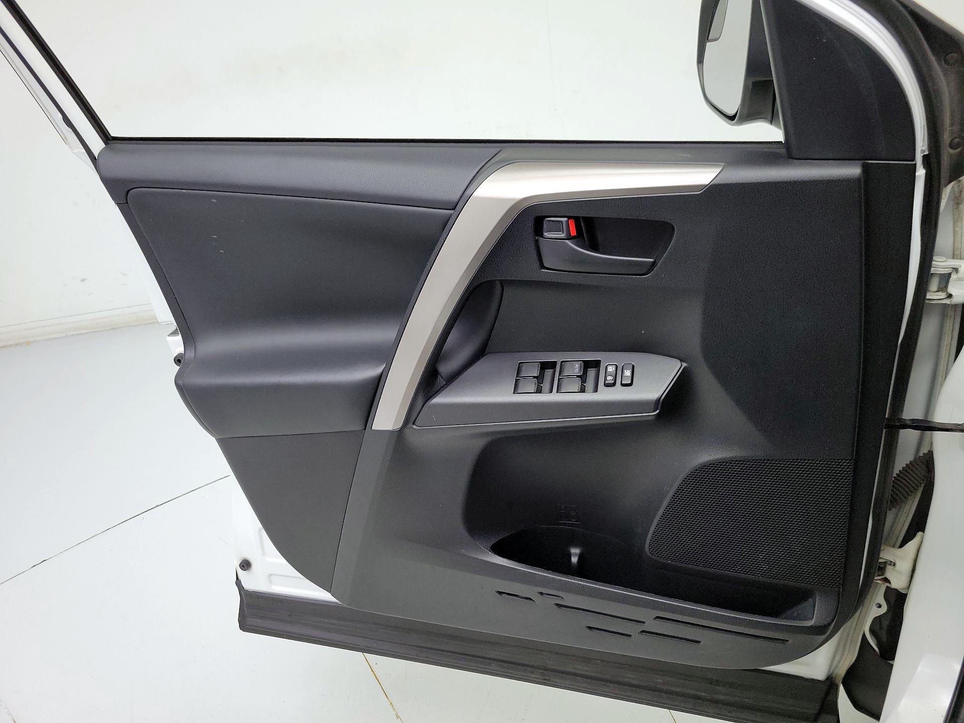 Thumbnail: 2018 Toyota RAV4 - 12