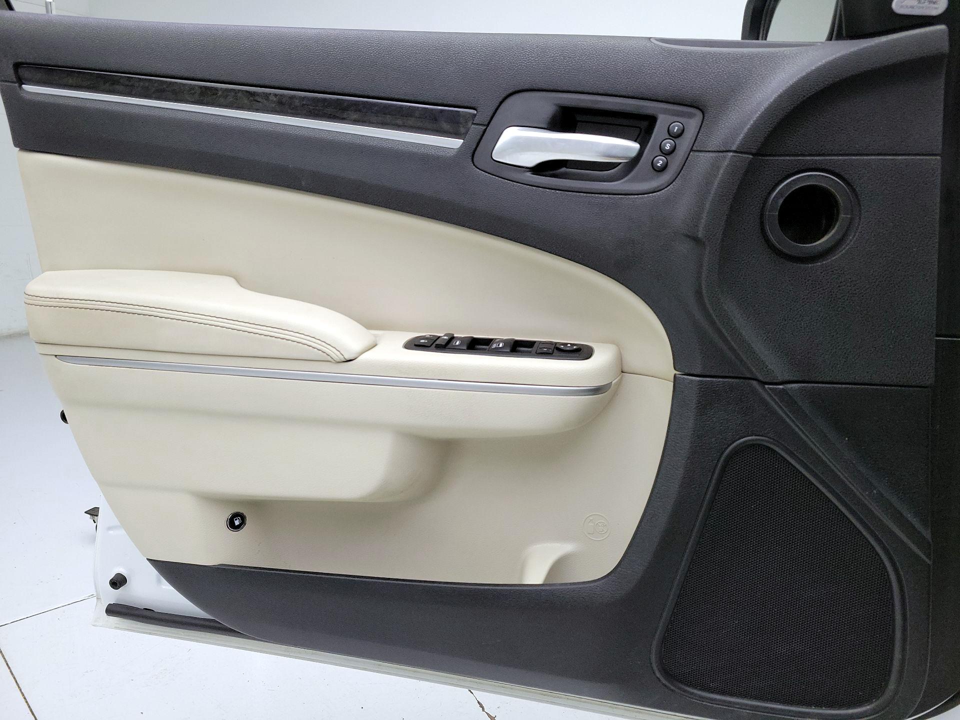 Thumbnail: 2019 Chrysler 300 - 12