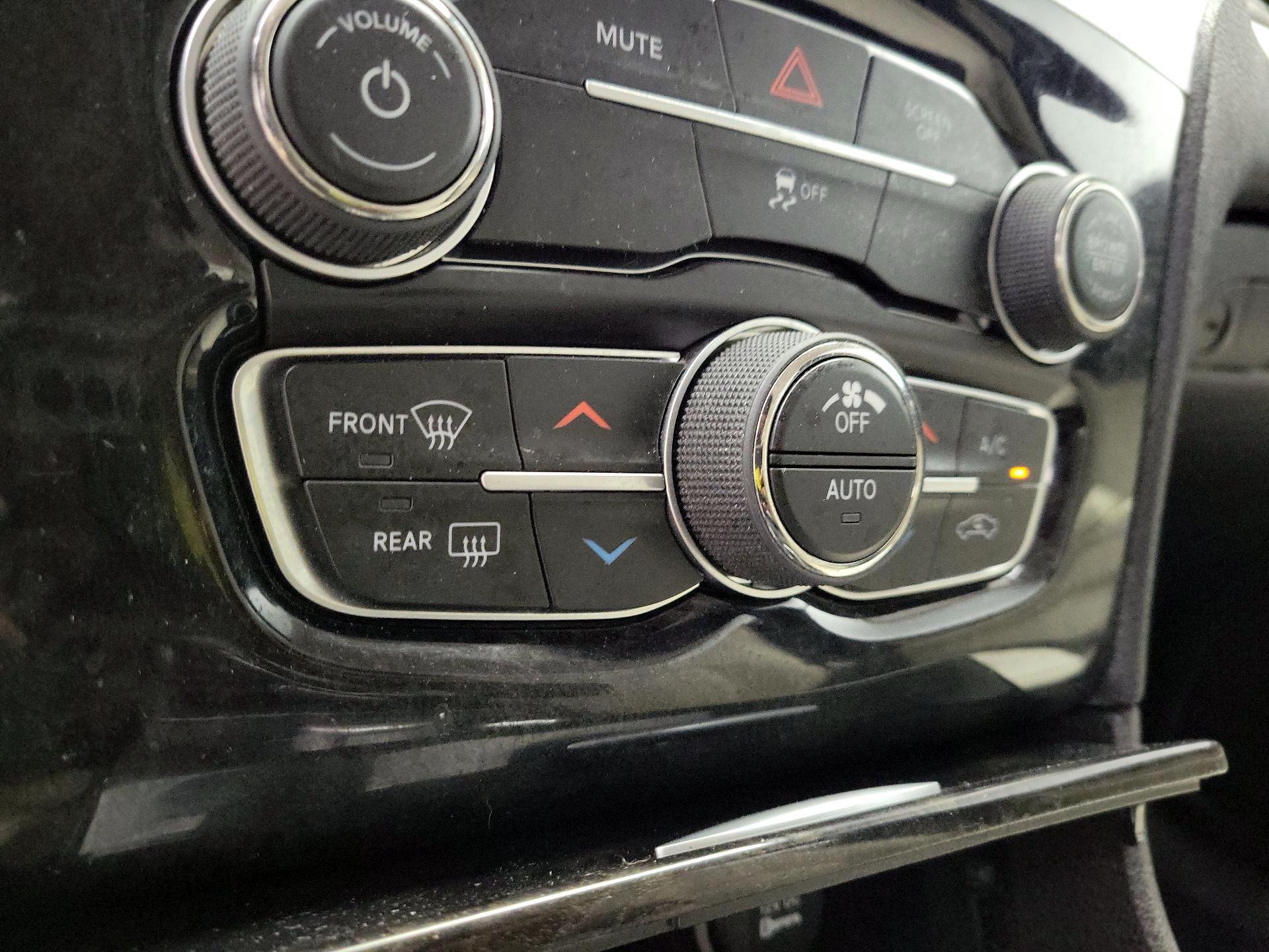 Thumbnail: 2019 Chrysler 300 - 17