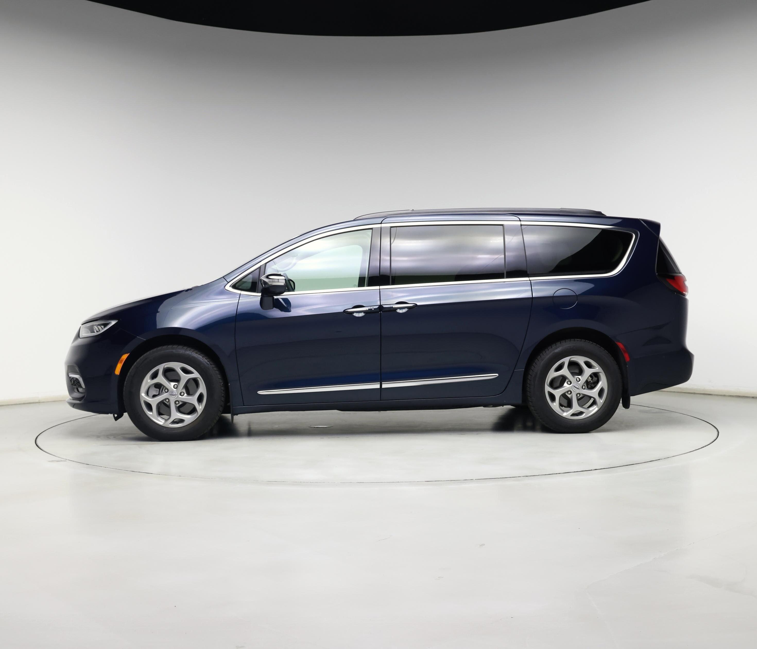 Thumbnail: 2022 Chrysler Pacifica - 3