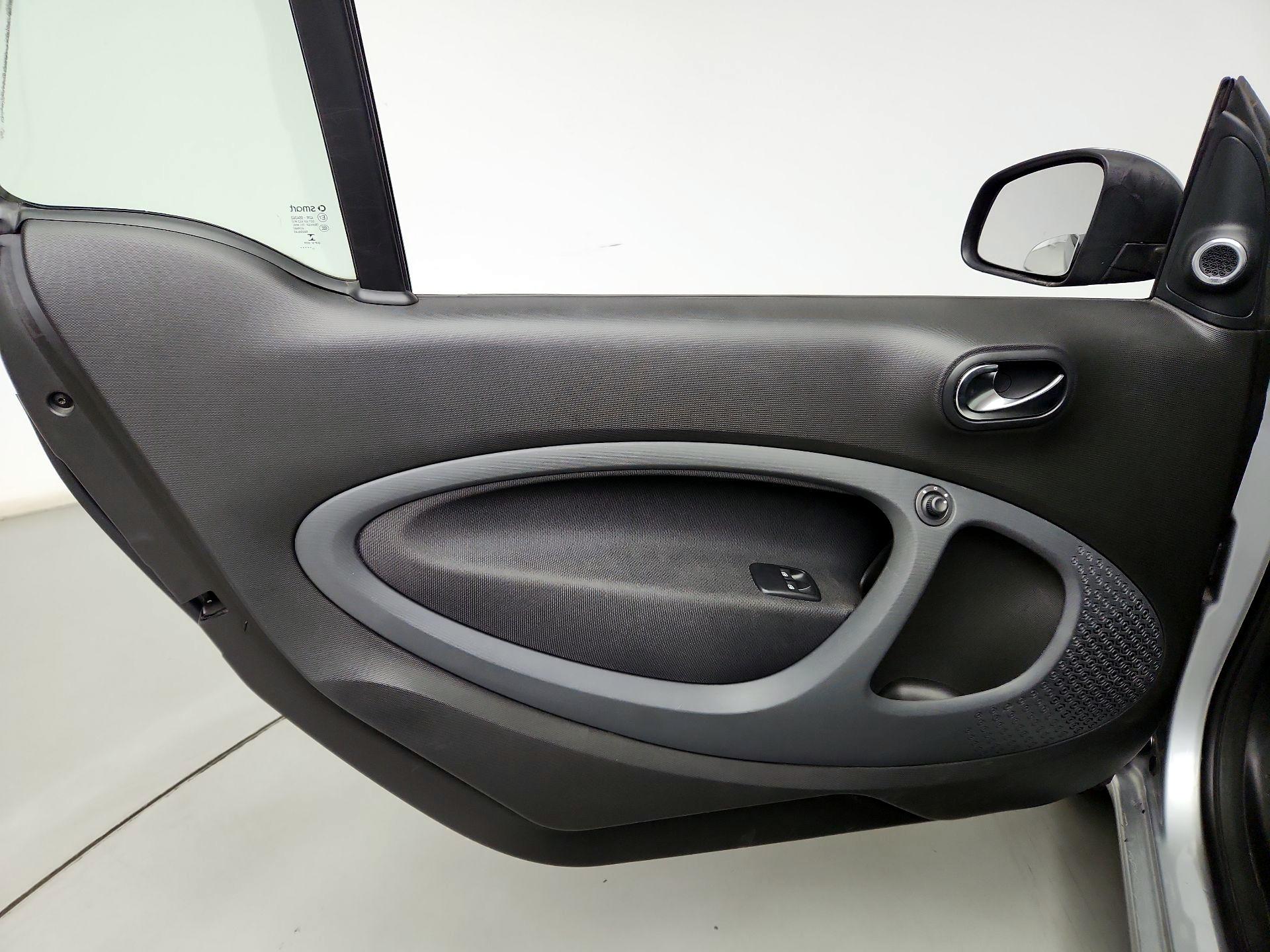 Thumbnail: 2016 smart fortwo - 12