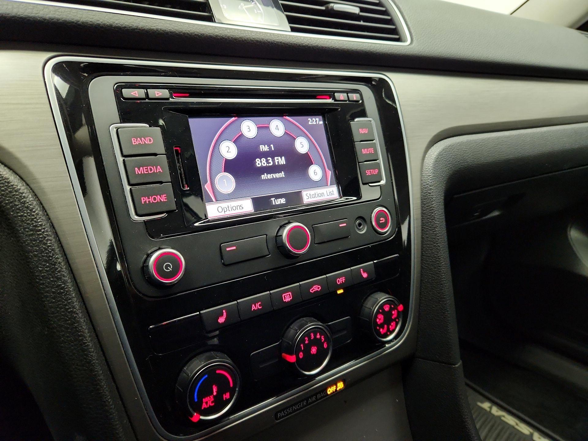 Thumbnail: 2015 Volkswagen Passat - 16