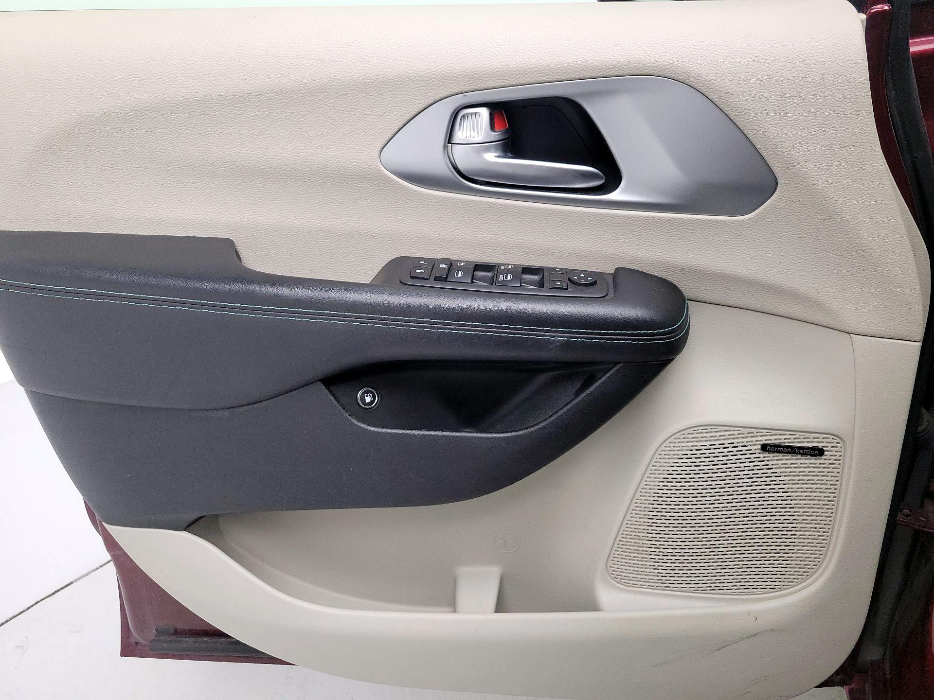 Thumbnail: 2018 Chrysler Pacifica - 12