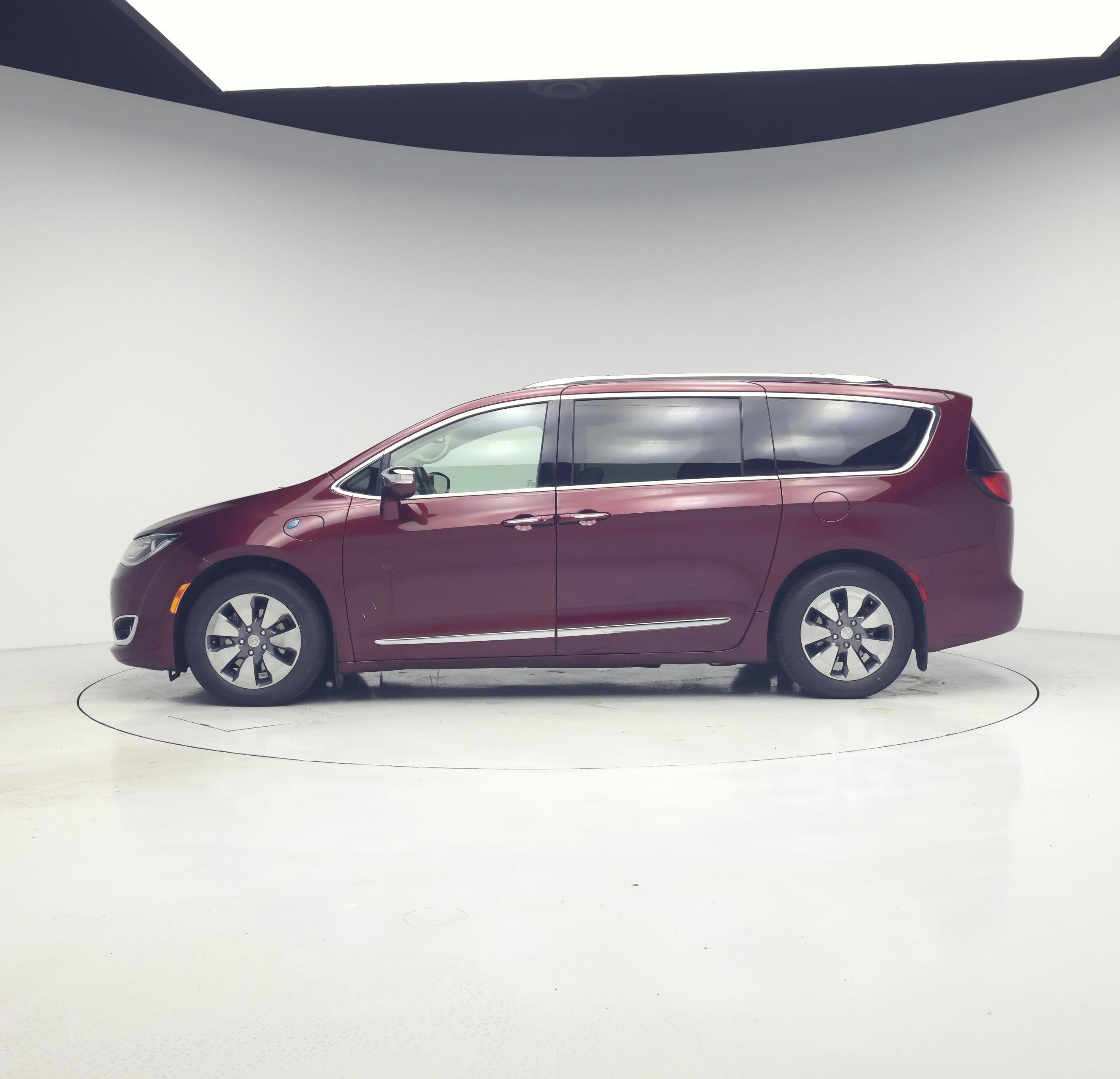 Thumbnail: 2018 Chrysler Pacifica - 3