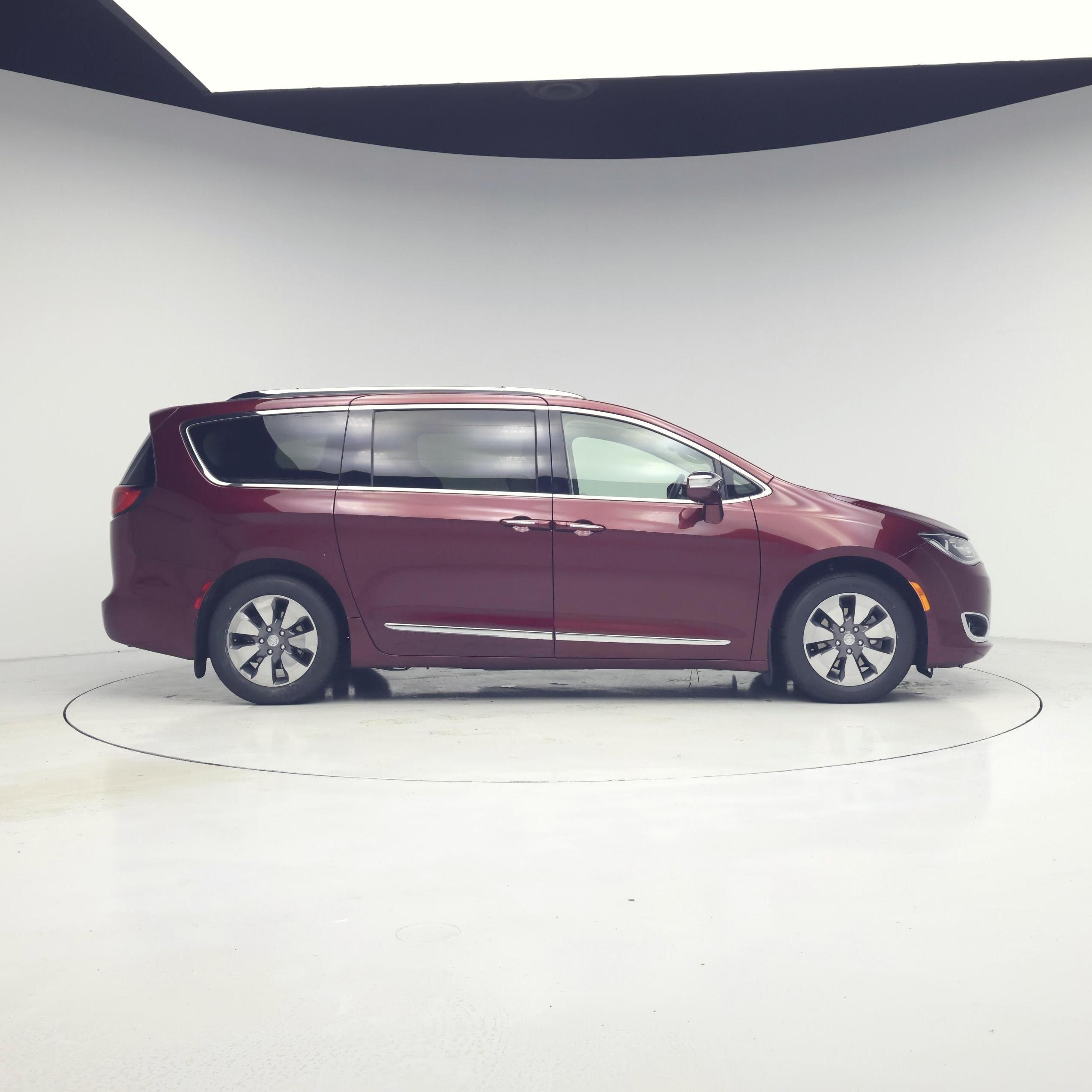 Thumbnail: 2018 Chrysler Pacifica - 7