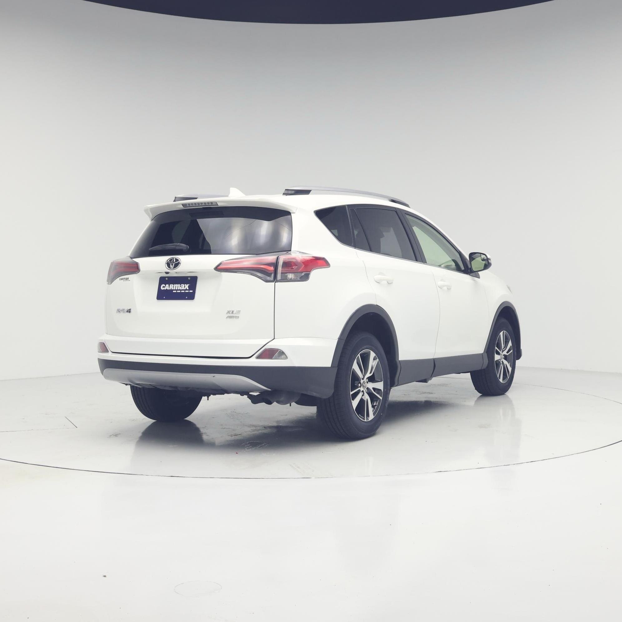 Thumbnail: 2017 Toyota RAV4 - 8