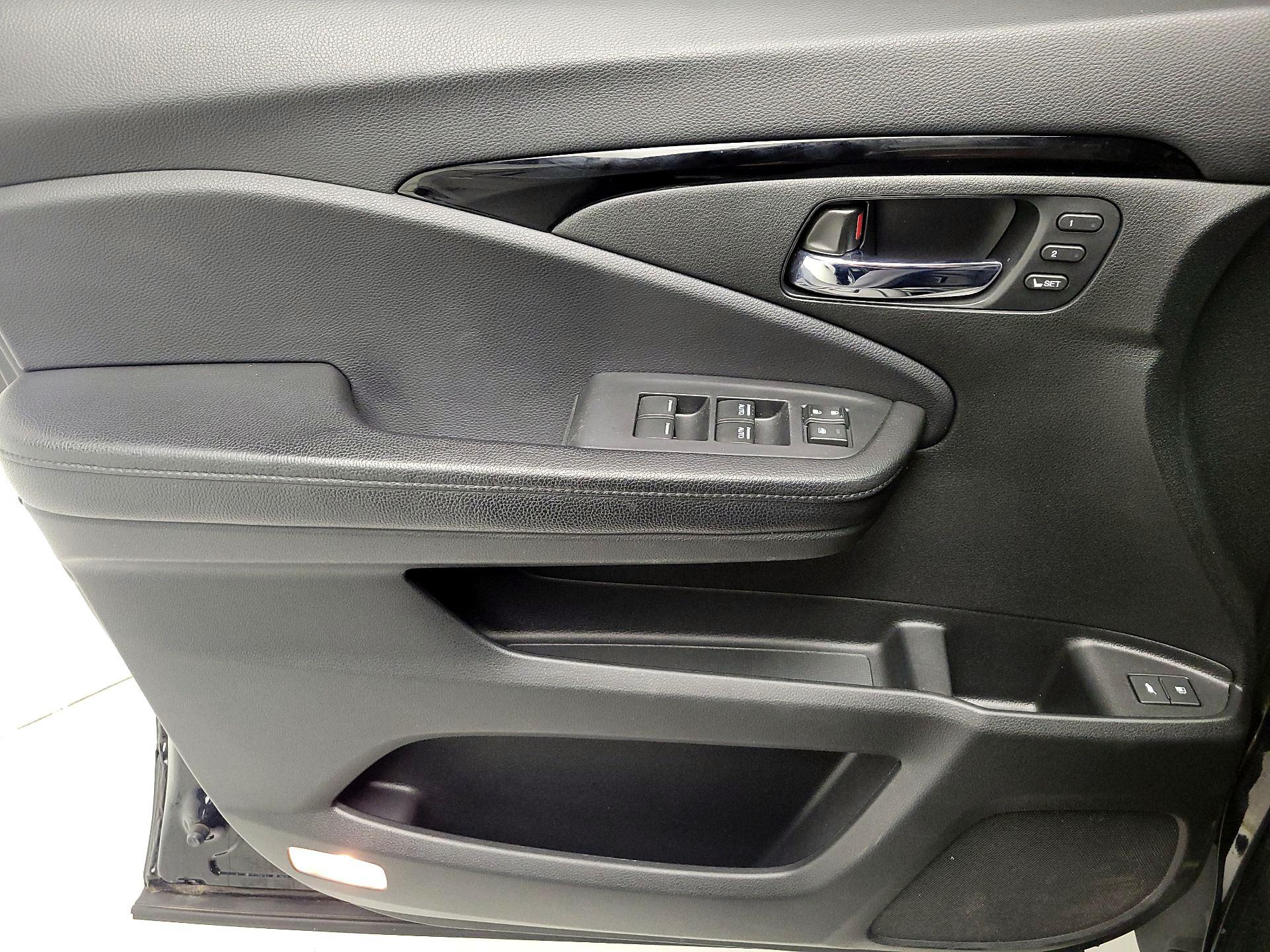 Thumbnail: 2017 Honda Pilot - 12